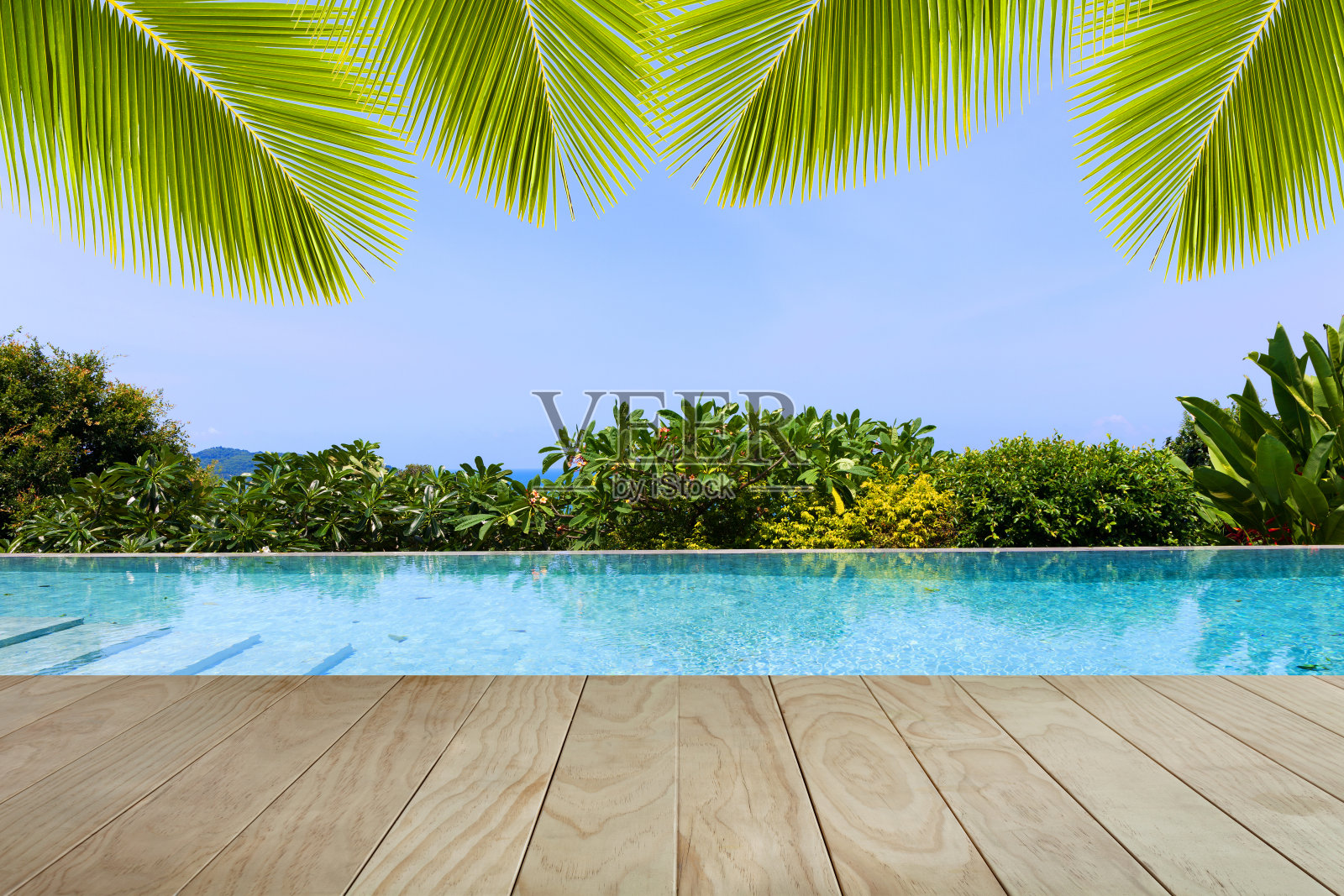 游泳池俯瞰安达曼海山脉和蓝天背景，夏日度假背景概念。照片摄影图片