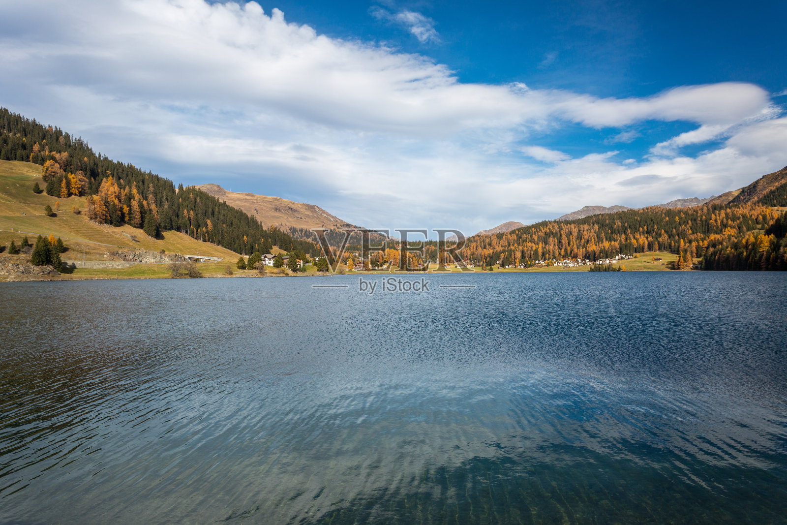 秋天在瑞士格里森的达沃斯湖照片摄影图片