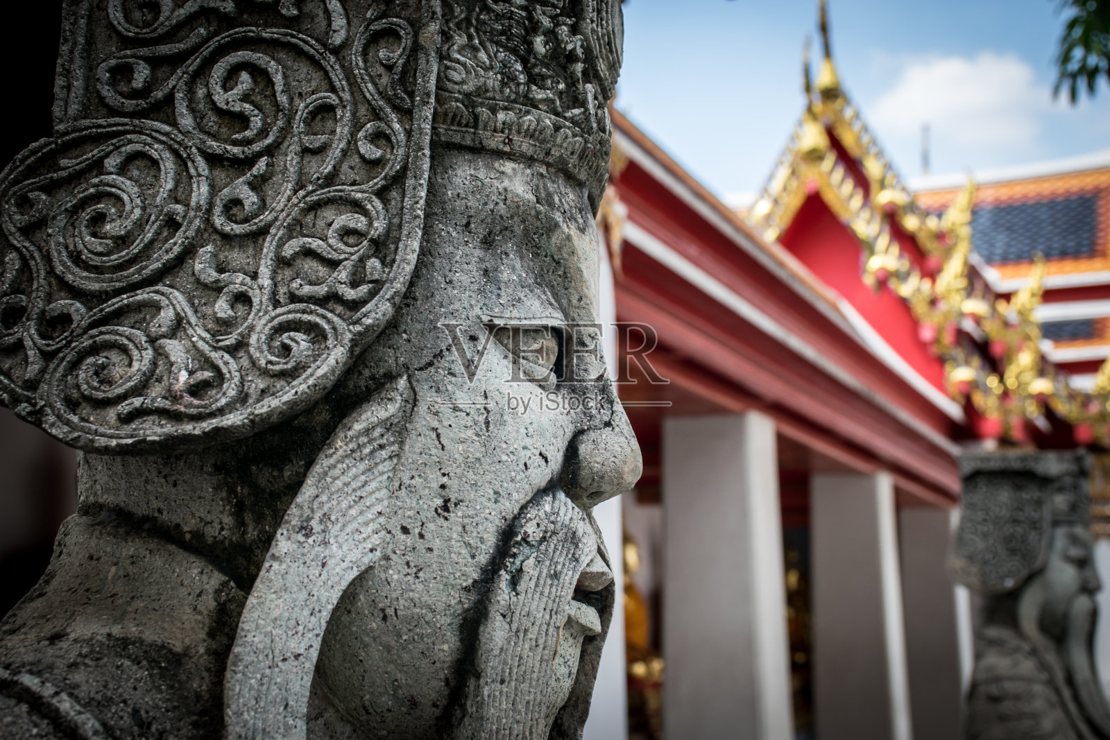 泰国卧佛寺的中国风格雕塑和泰国艺术建筑。照片摄影图片
