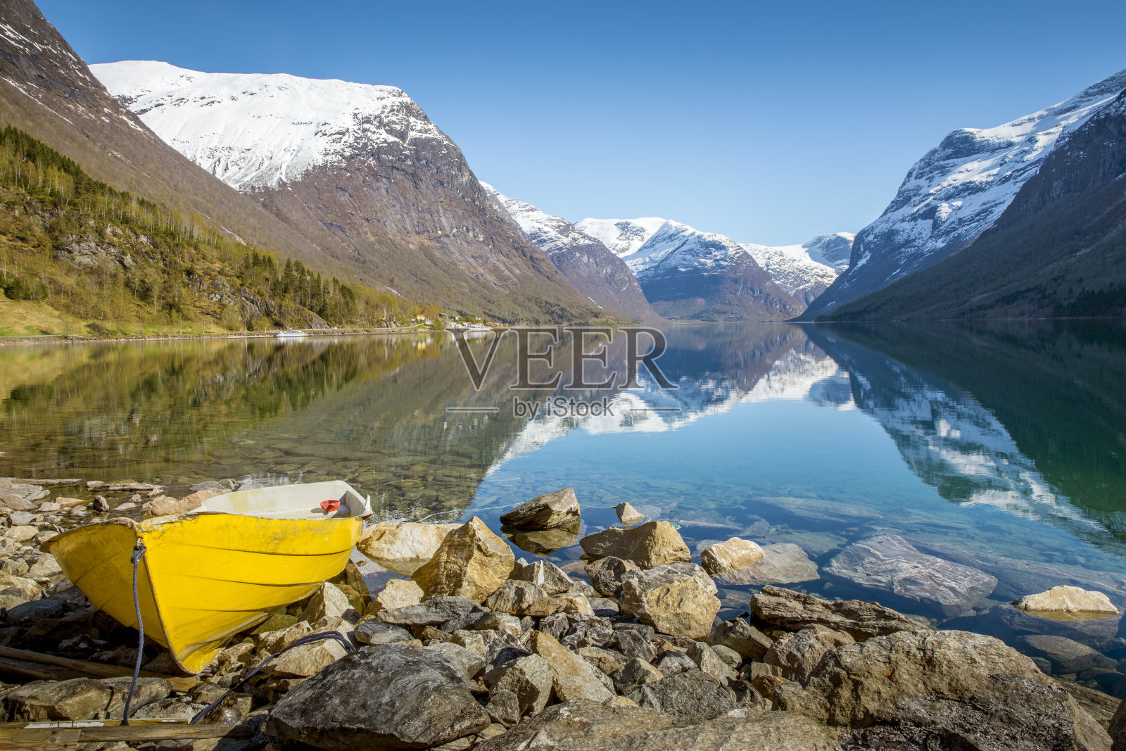 拥有湖泊和山脉的挪威田园风光照片摄影图片