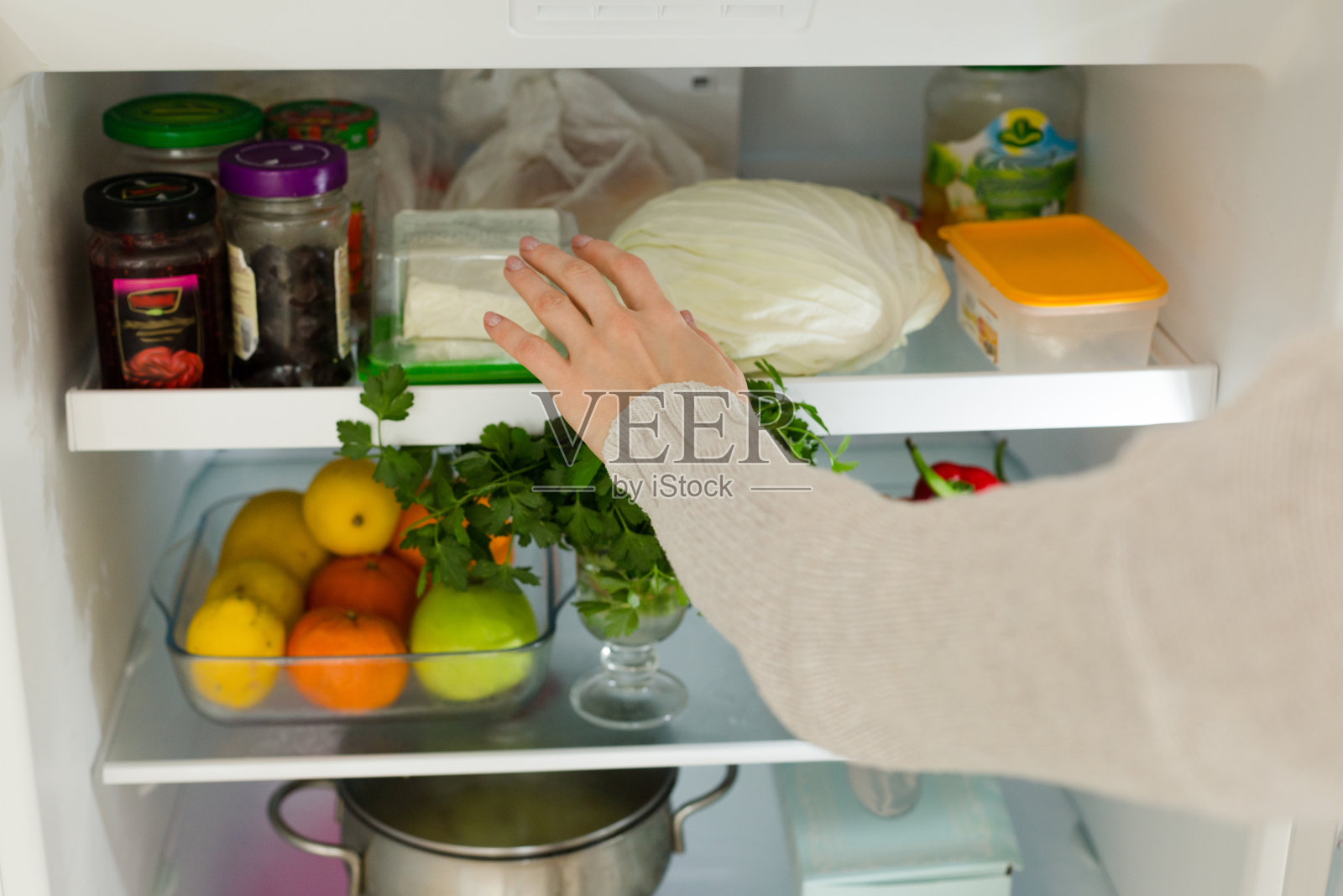 从冰箱里拿食物的女人照片摄影图片