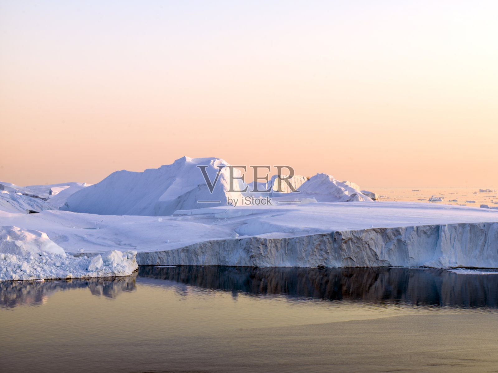 格陵兰岛日落时北冰洋上的冰山照片摄影图片