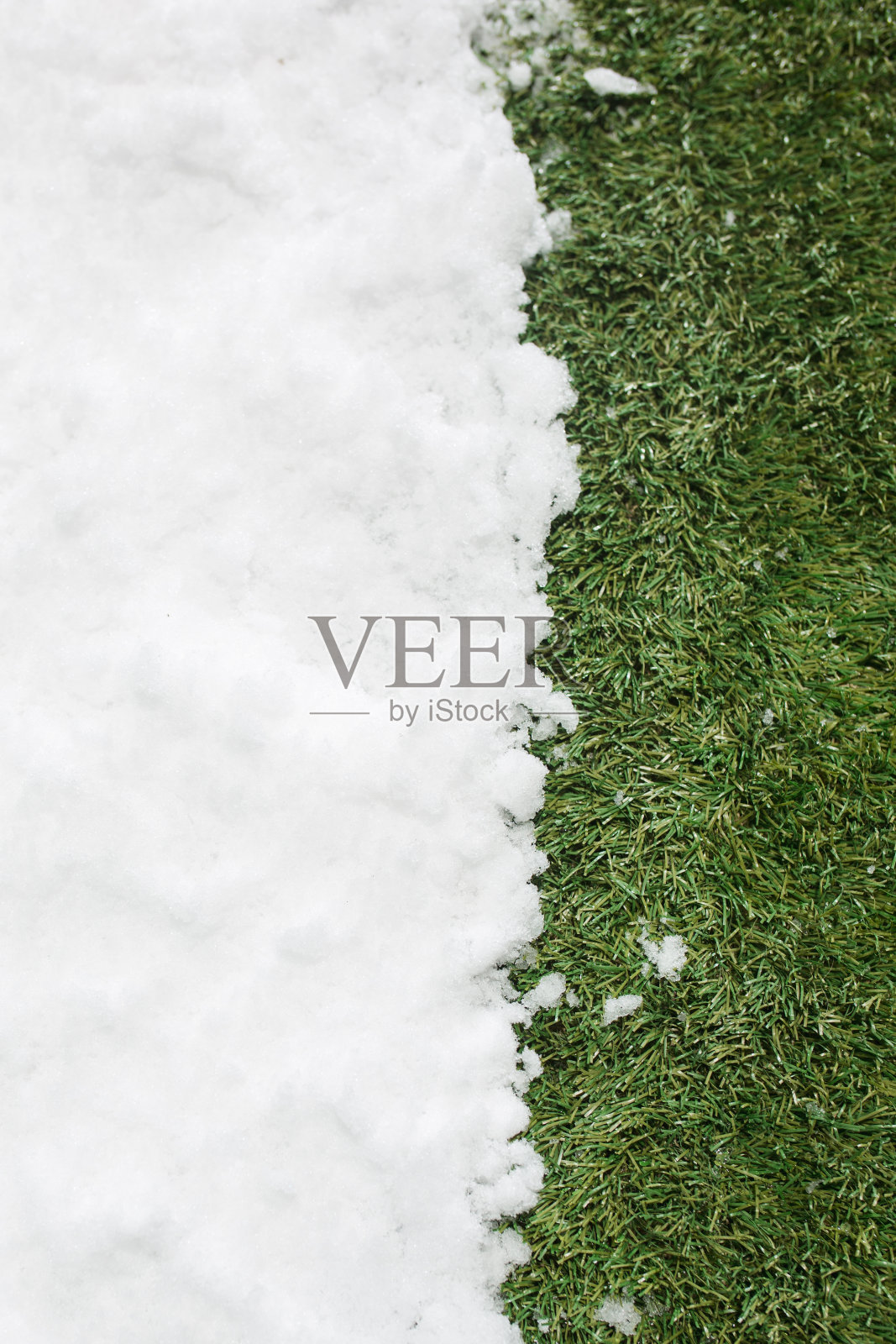 在绿草地上相遇雪近距离-在冬天和春天之间的概念背景照片摄影图片