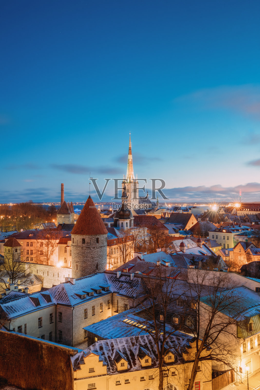 传统旧建筑城市景观塔林历史区，爱沙尼亚。冬天的晚上。著名的地标。目的地的风景。照片摄影图片