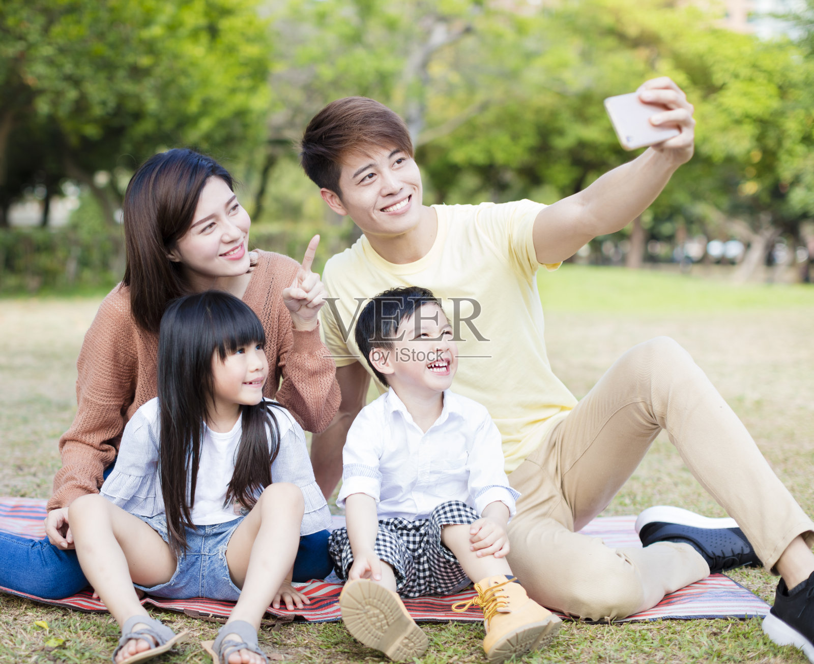 快乐的一家人在公园里自拍照片摄影图片