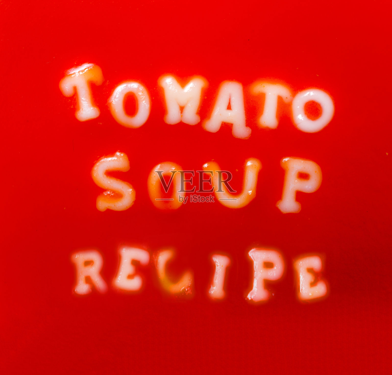 近距离的番茄汤与字粉条照片摄影图片