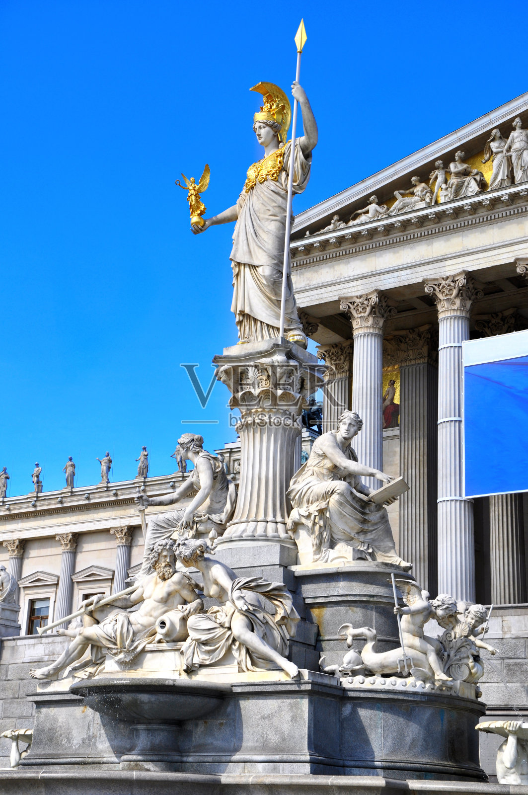 奥地利国会大厦，有著名的雅典娜喷泉。雅典娜女神雅典娜雕像，希腊智慧女神照片摄影图片