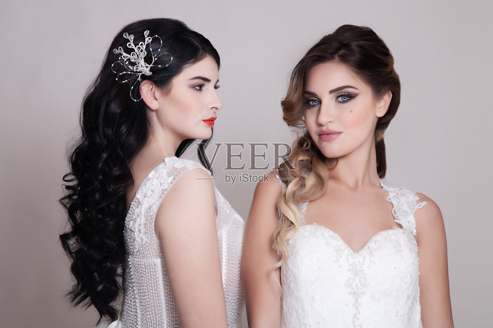 婚礼-美丽的双年轻新娘与柔软和白色的裙子照片摄影图片