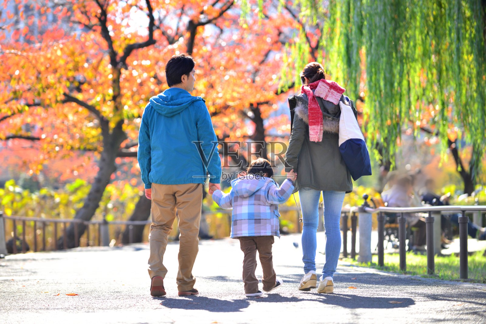 一对日本夫妇和他们的儿子在东京上野公园散步照片摄影图片