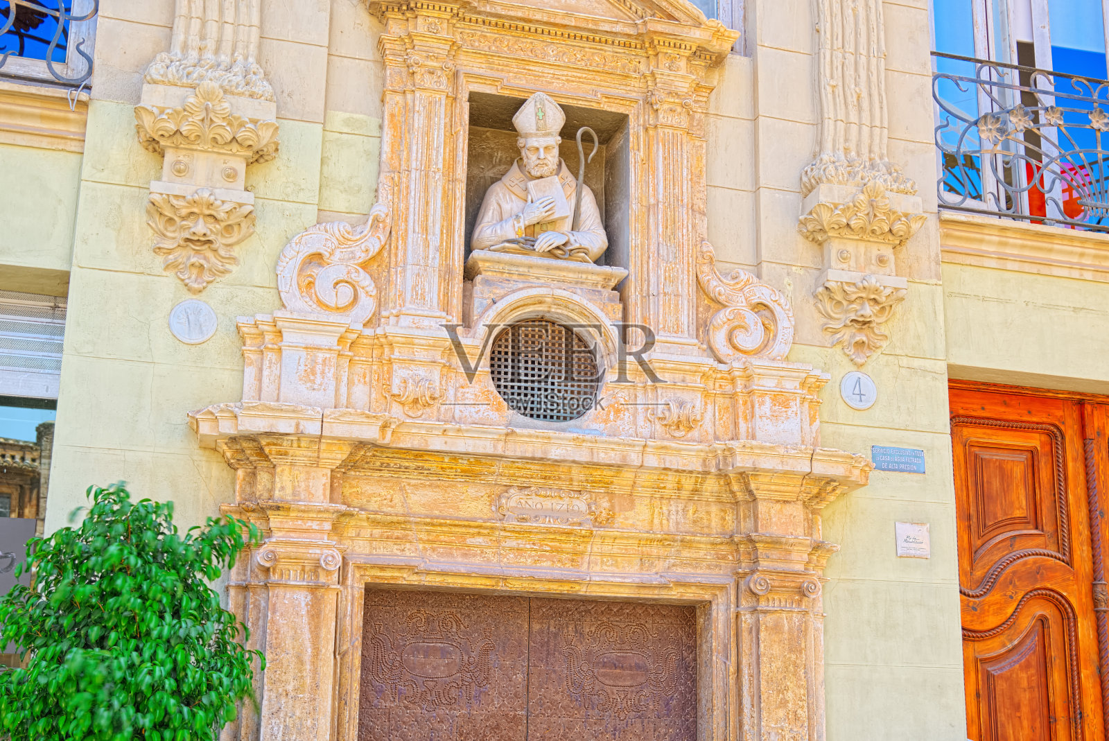 巴伦西亚，圣母玛利亚广场和教皇在大门上的建筑。照片摄影图片