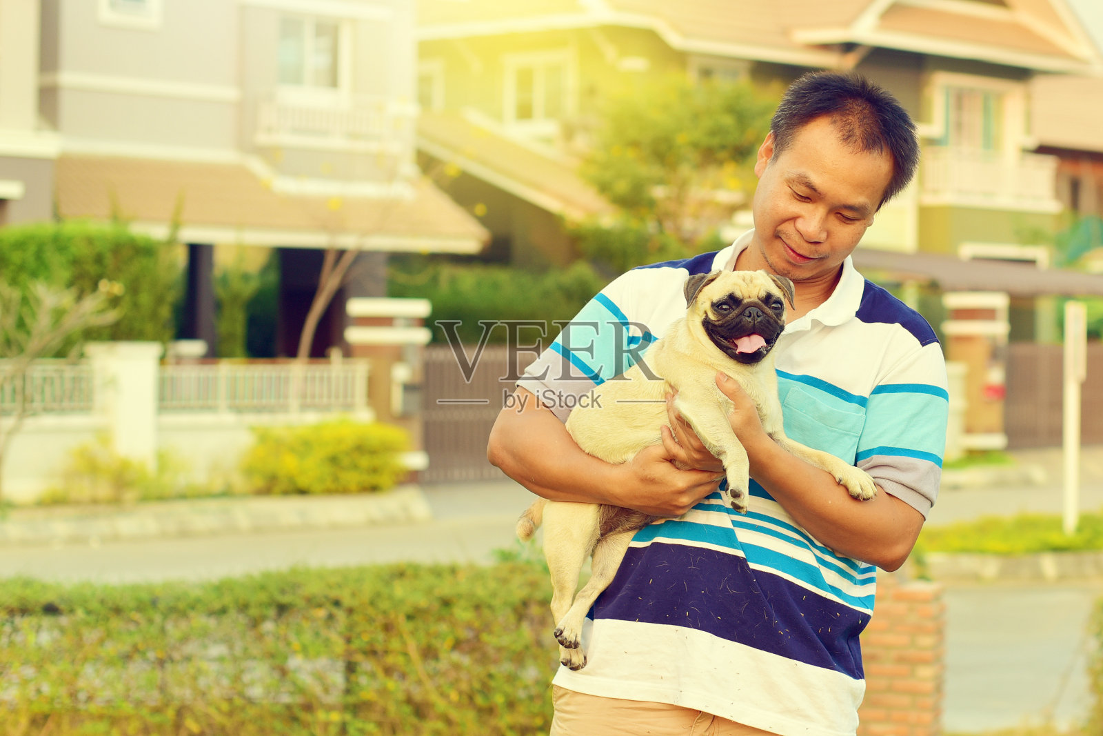 快乐的亚洲人与狗照片摄影图片