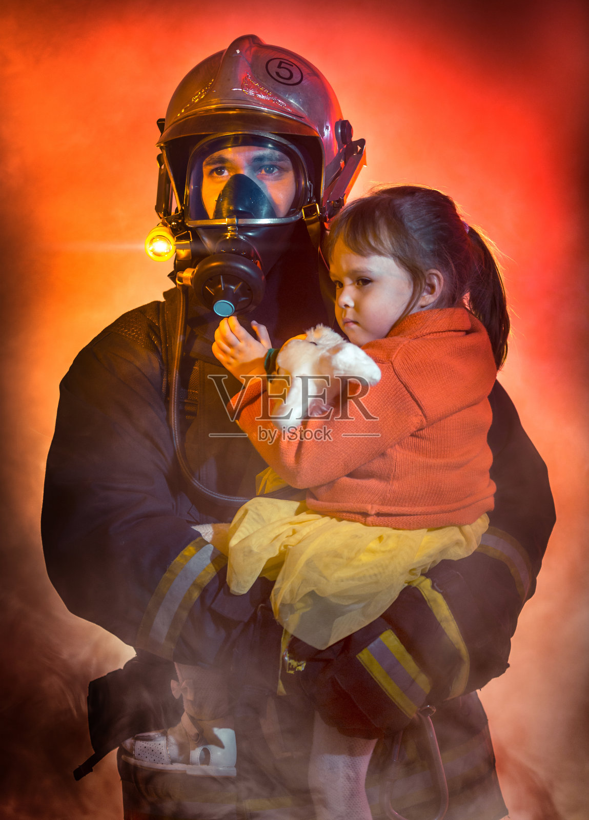 消防员和获救的小女孩照片摄影图片