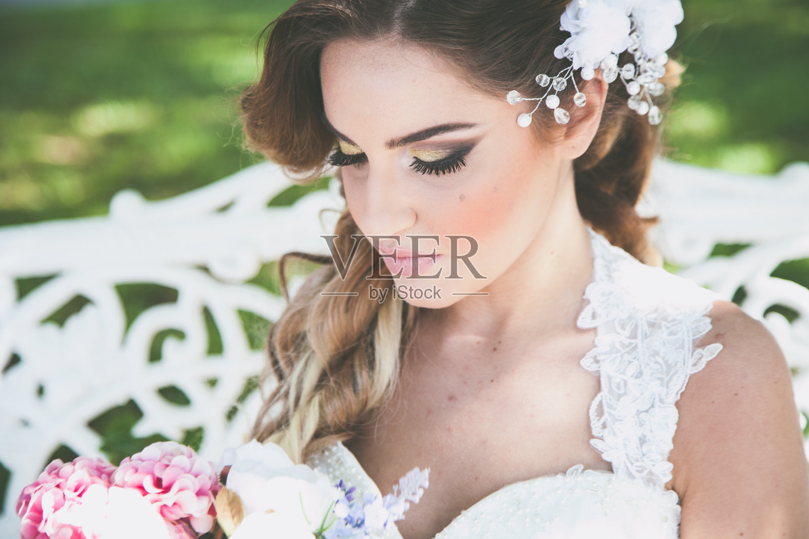 婚礼-浪漫美丽的年轻和金发新娘与柔软和白色的裙子照片摄影图片