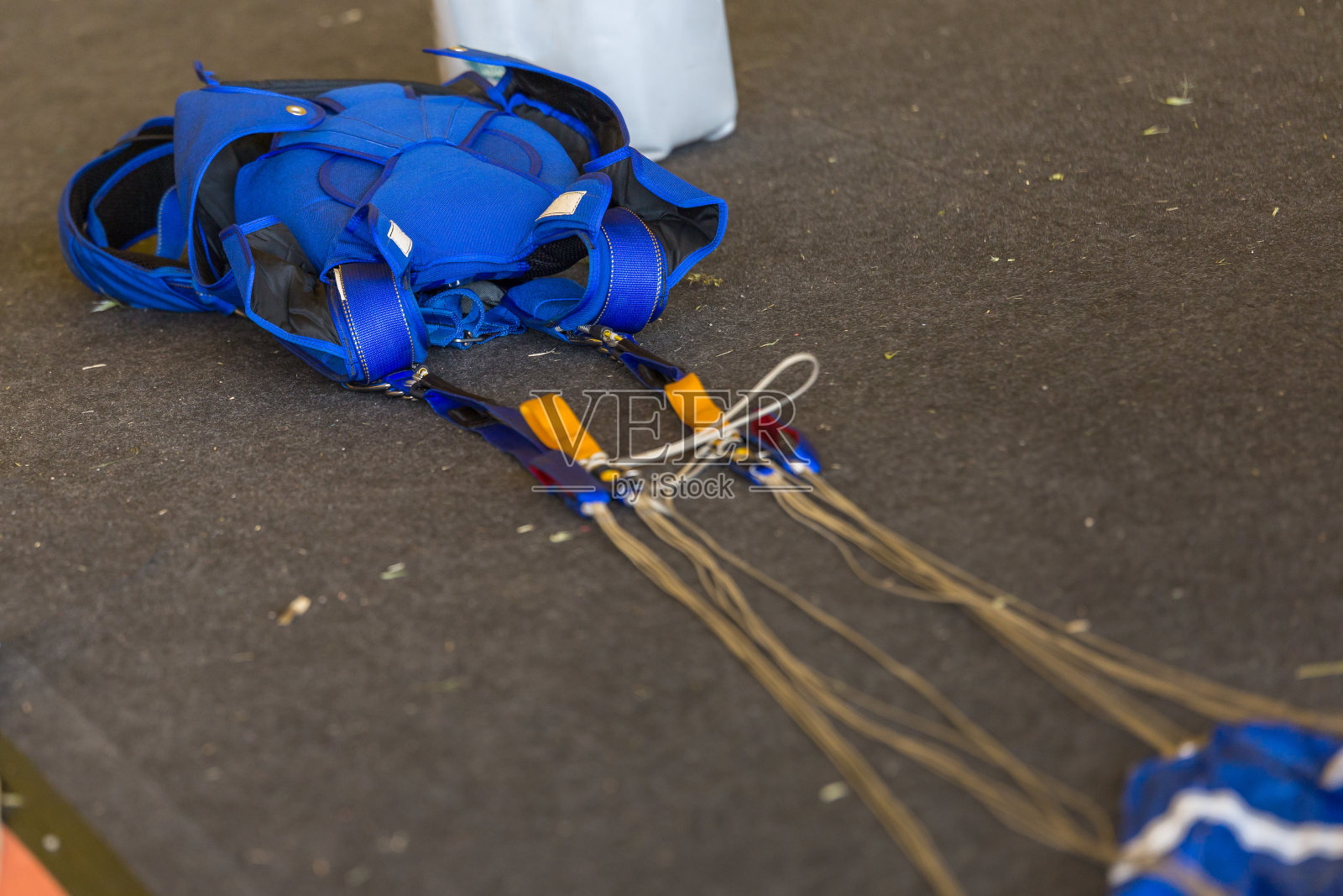蓝色降落伞在地上折叠起来照片摄影图片