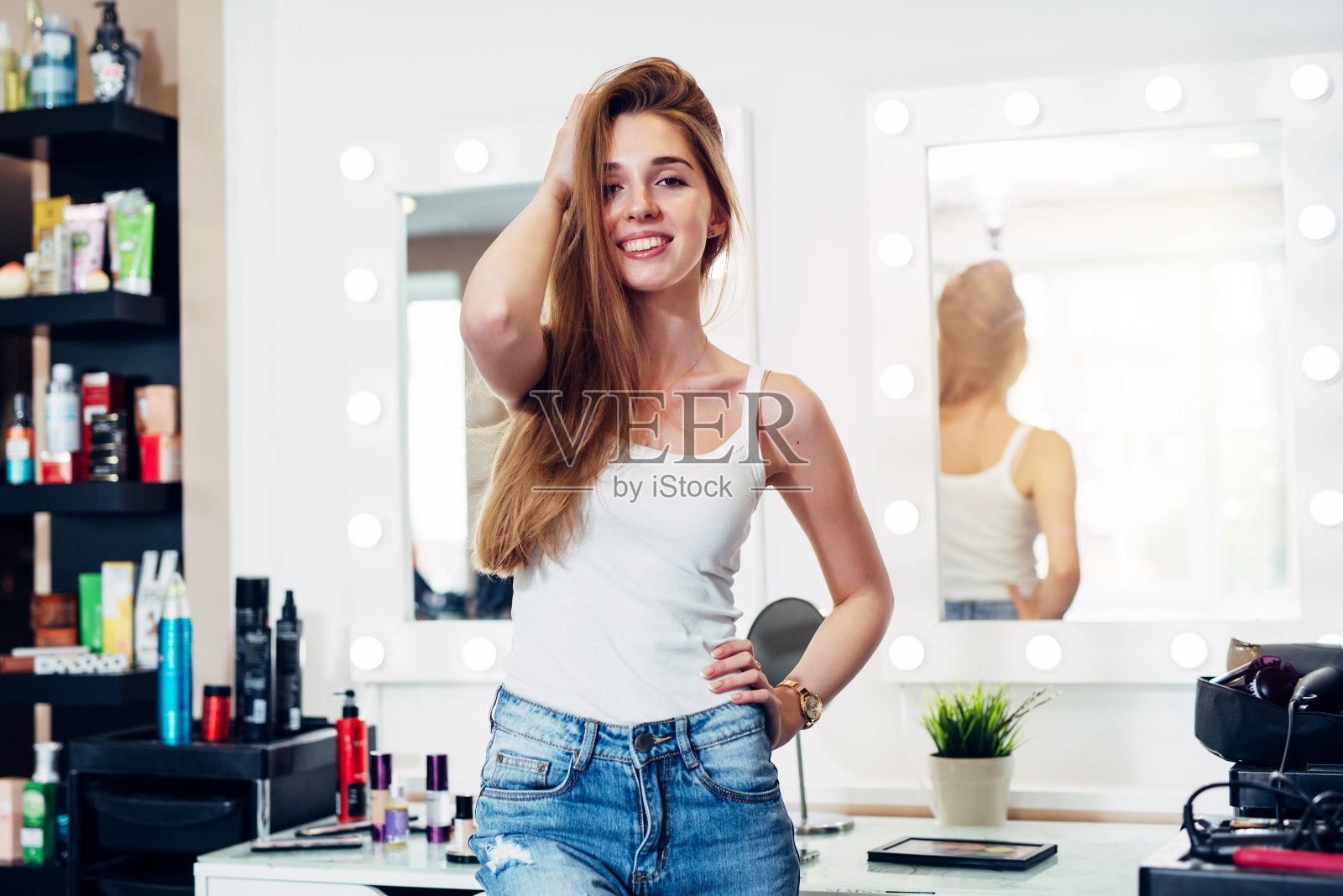 欢快的发型师穿着休闲装站在美发厅照片摄影图片