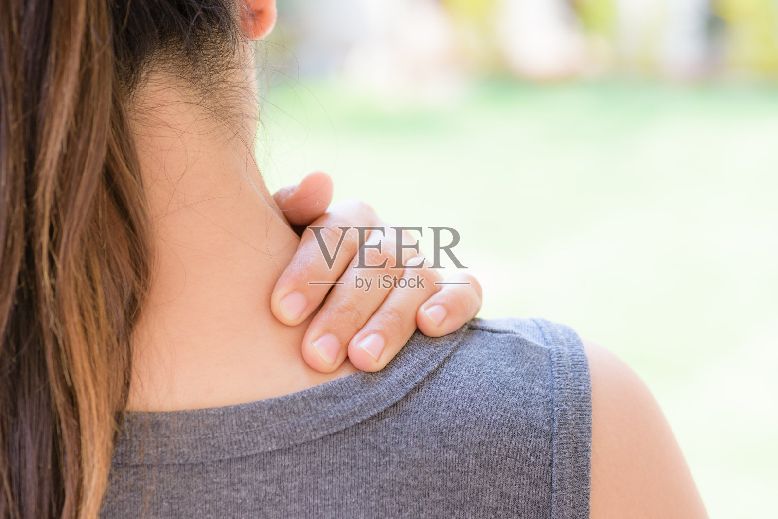 特写女人脖子和肩膀的疼痛和受伤。医疗保健理念。照片摄影图片