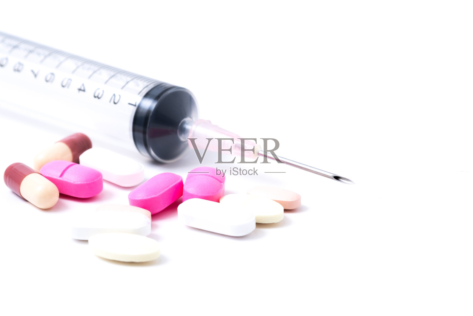 彩色的各种医疗药品和注射器隔离在白色的背景照片摄影图片