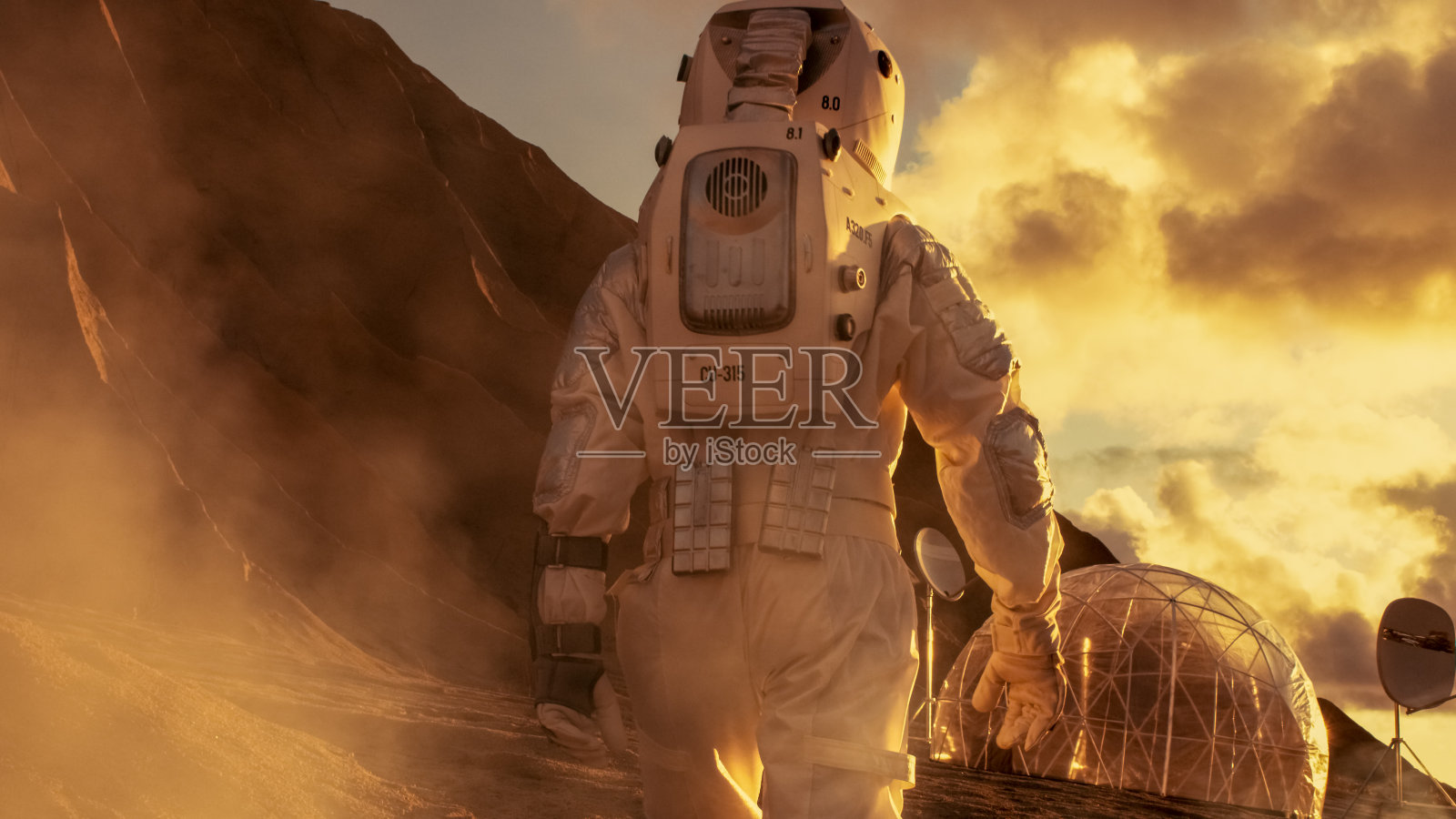 勇敢的宇航员穿着宇航服探索迷雾中的红色星球火星。在背景。太空旅行，殖民概念。照片摄影图片