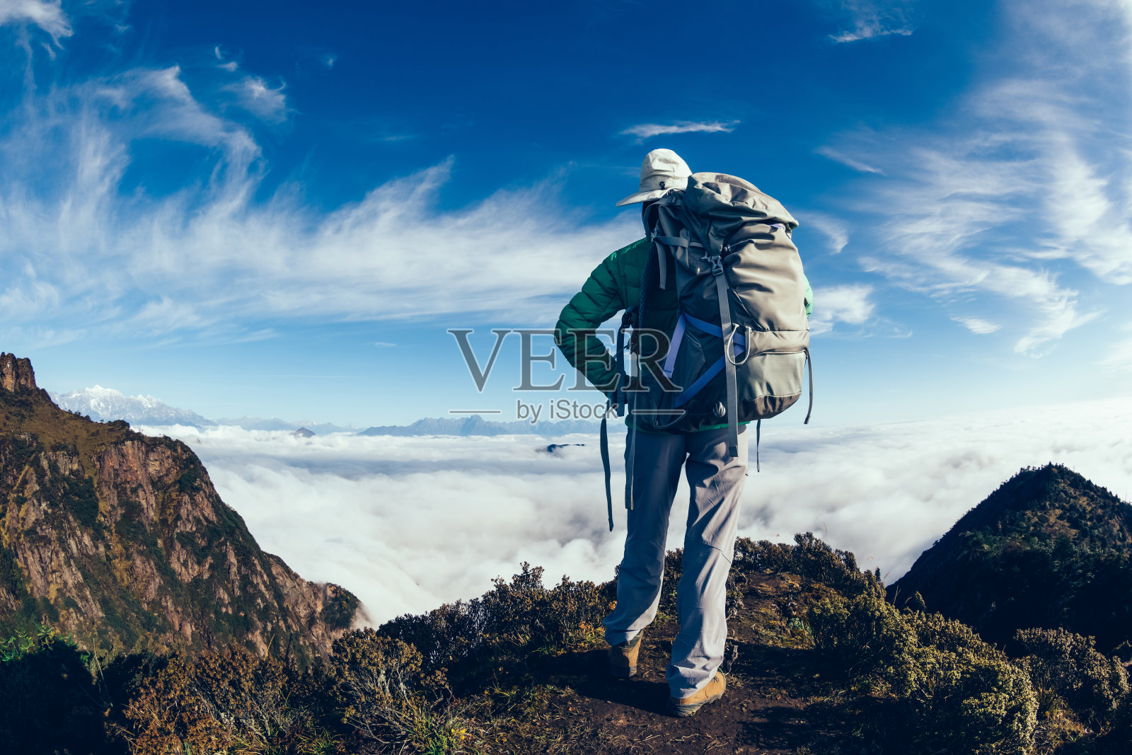 成功的徒步者在美丽的山顶风景照片摄影图片