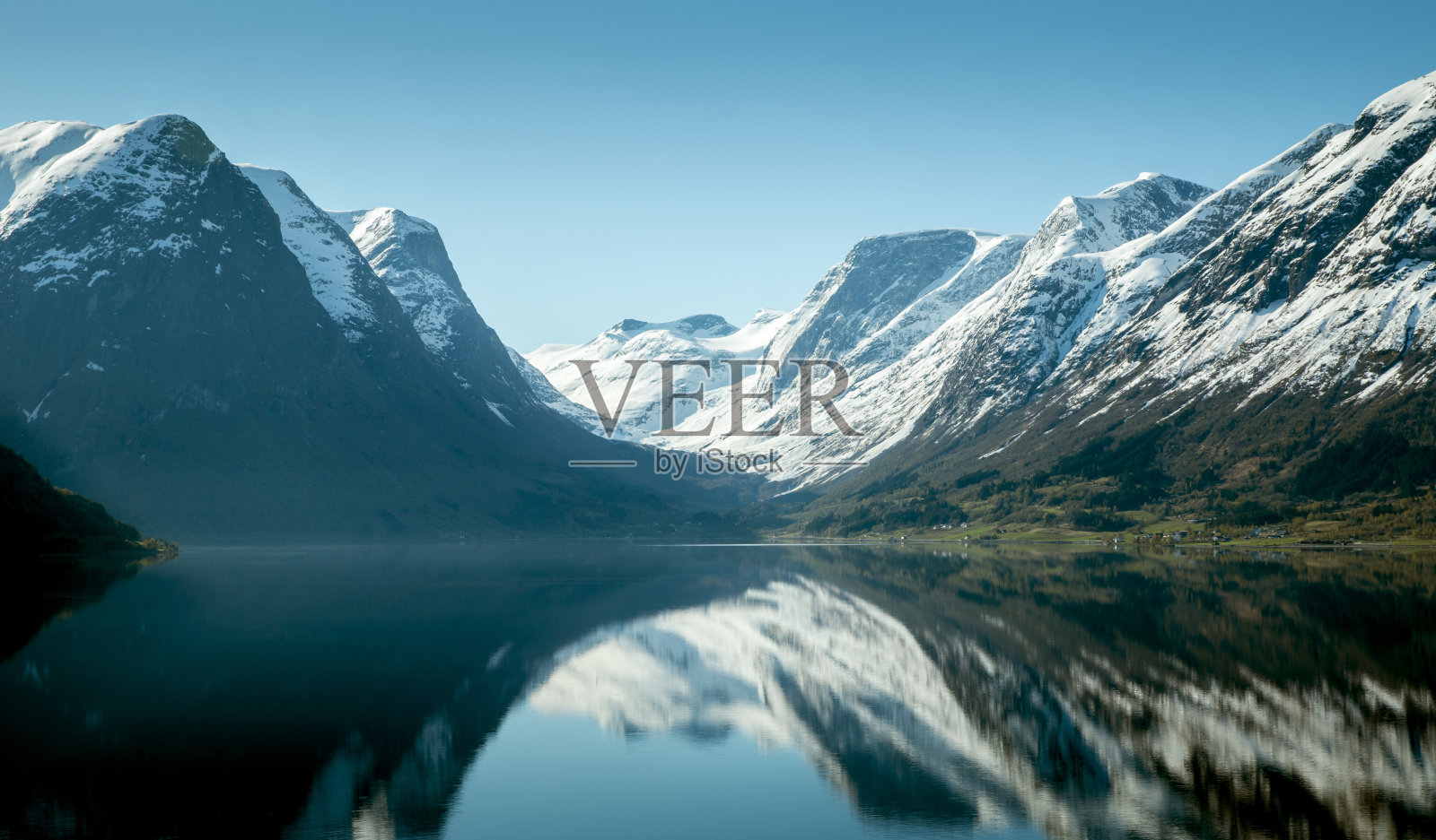 挪威峡湾田园诗般的景色照片摄影图片