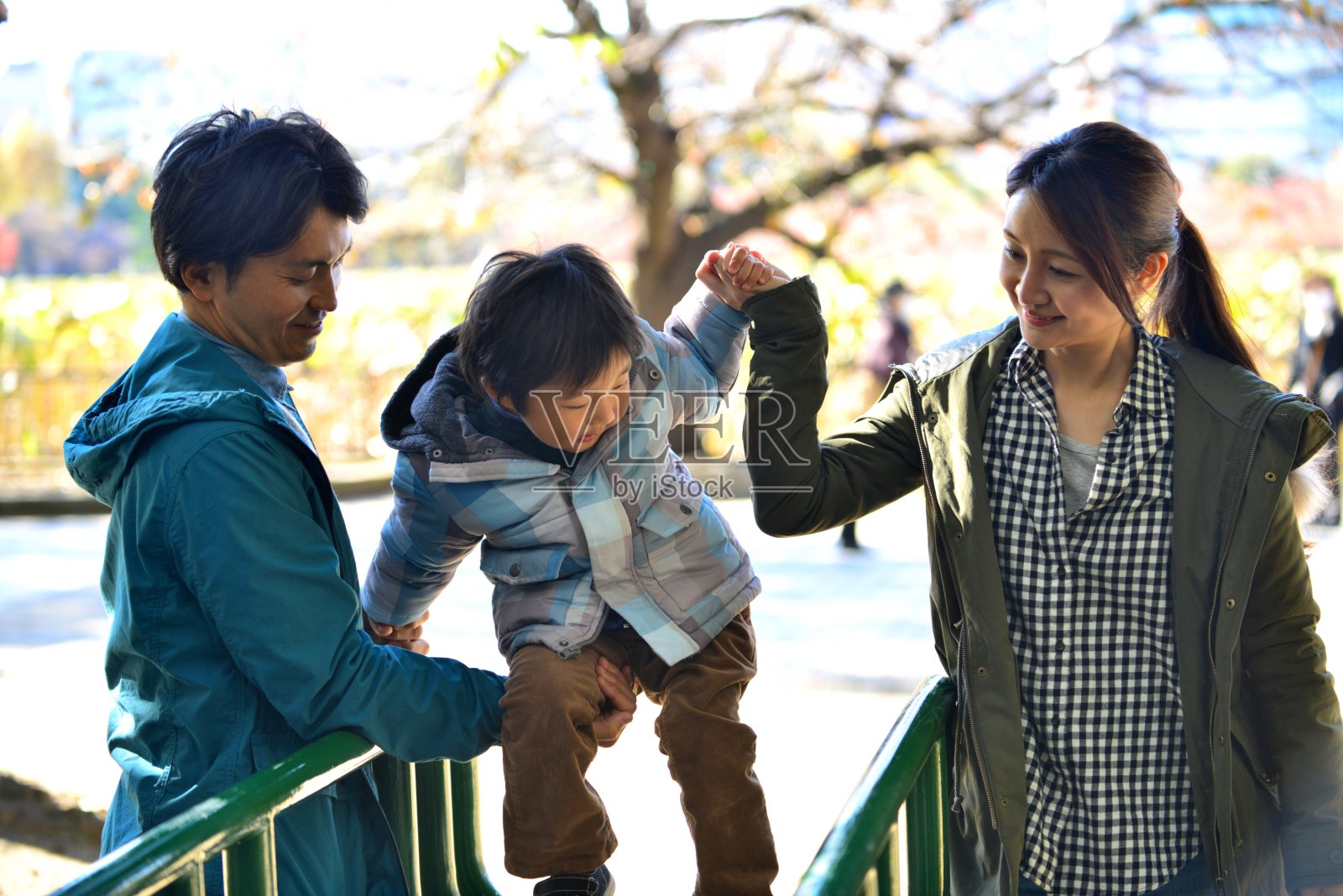 日本家庭在上野公园休息，东京照片摄影图片