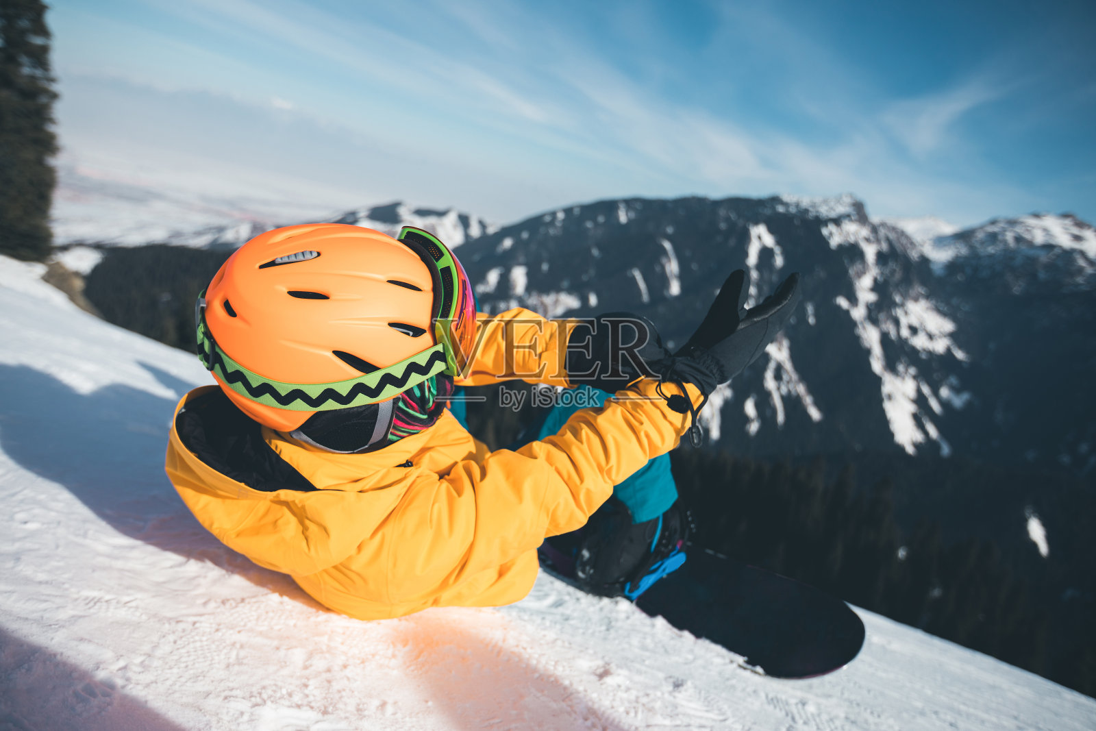 滑雪板滑雪板在冬季的山顶斜坡照片摄影图片