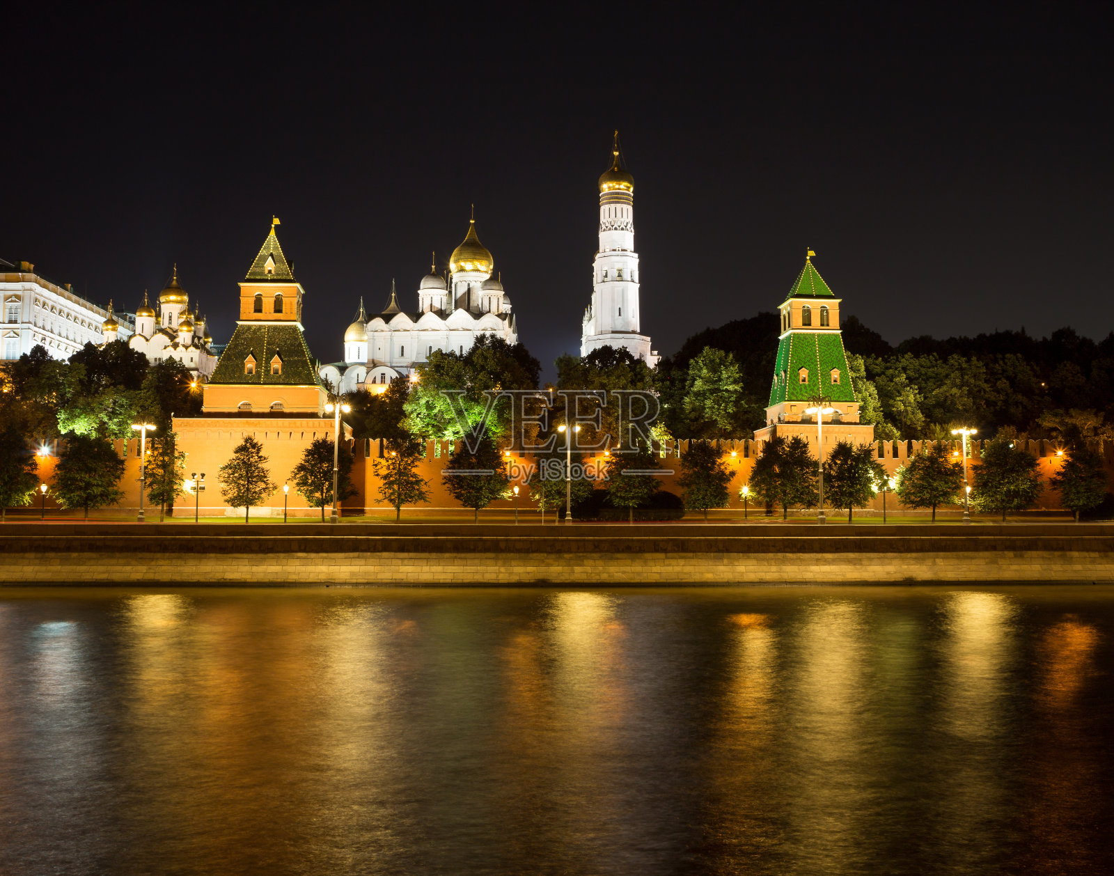 伊凡大钟楼，天使和报信教堂，秘密和无名塔莫斯科克里姆林宫和莫斯科河在莫斯科的夜晚照明照片摄影图片