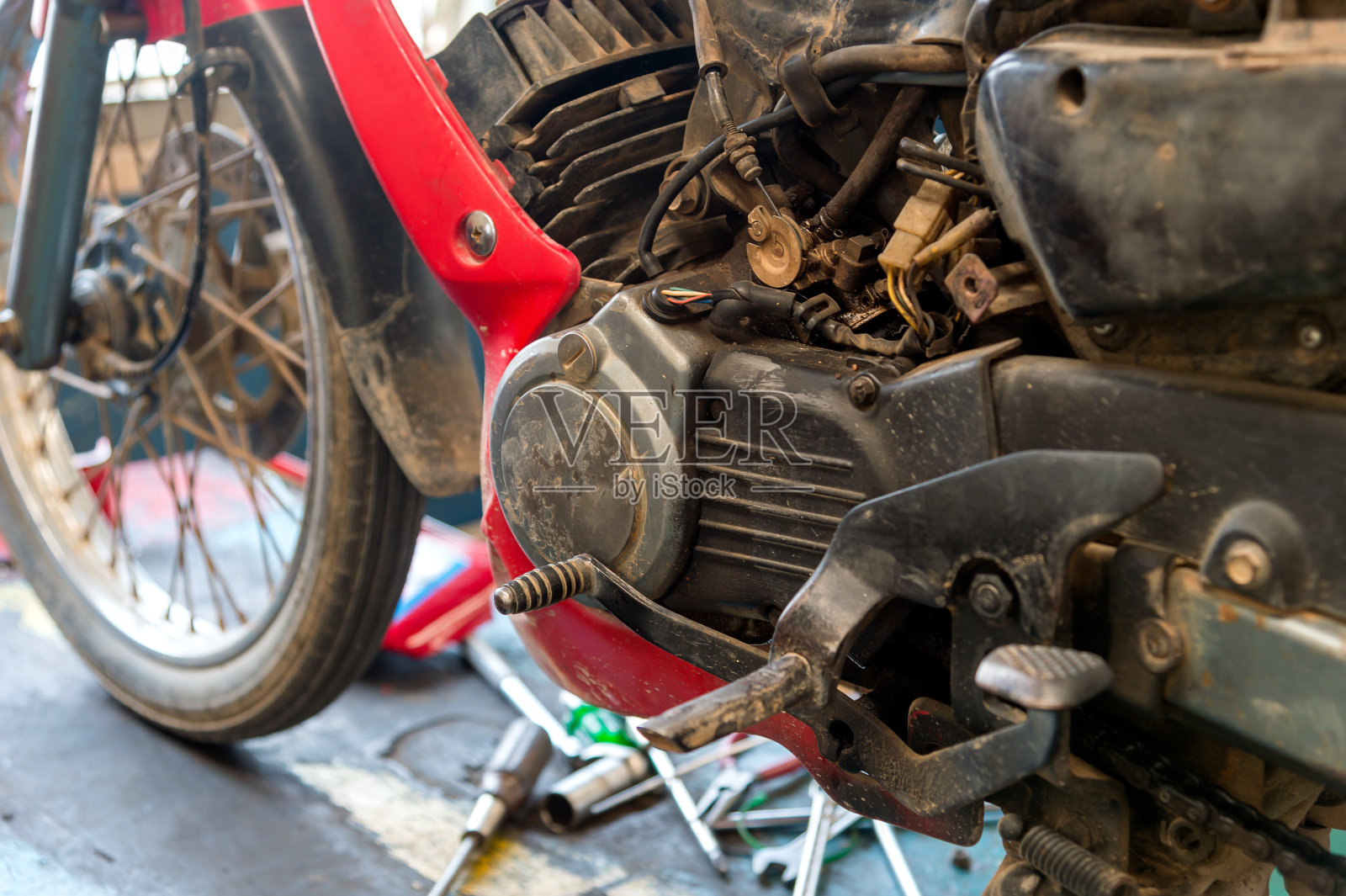 旧摩托车发动机修理与软焦点和在背景过光照片摄影图片