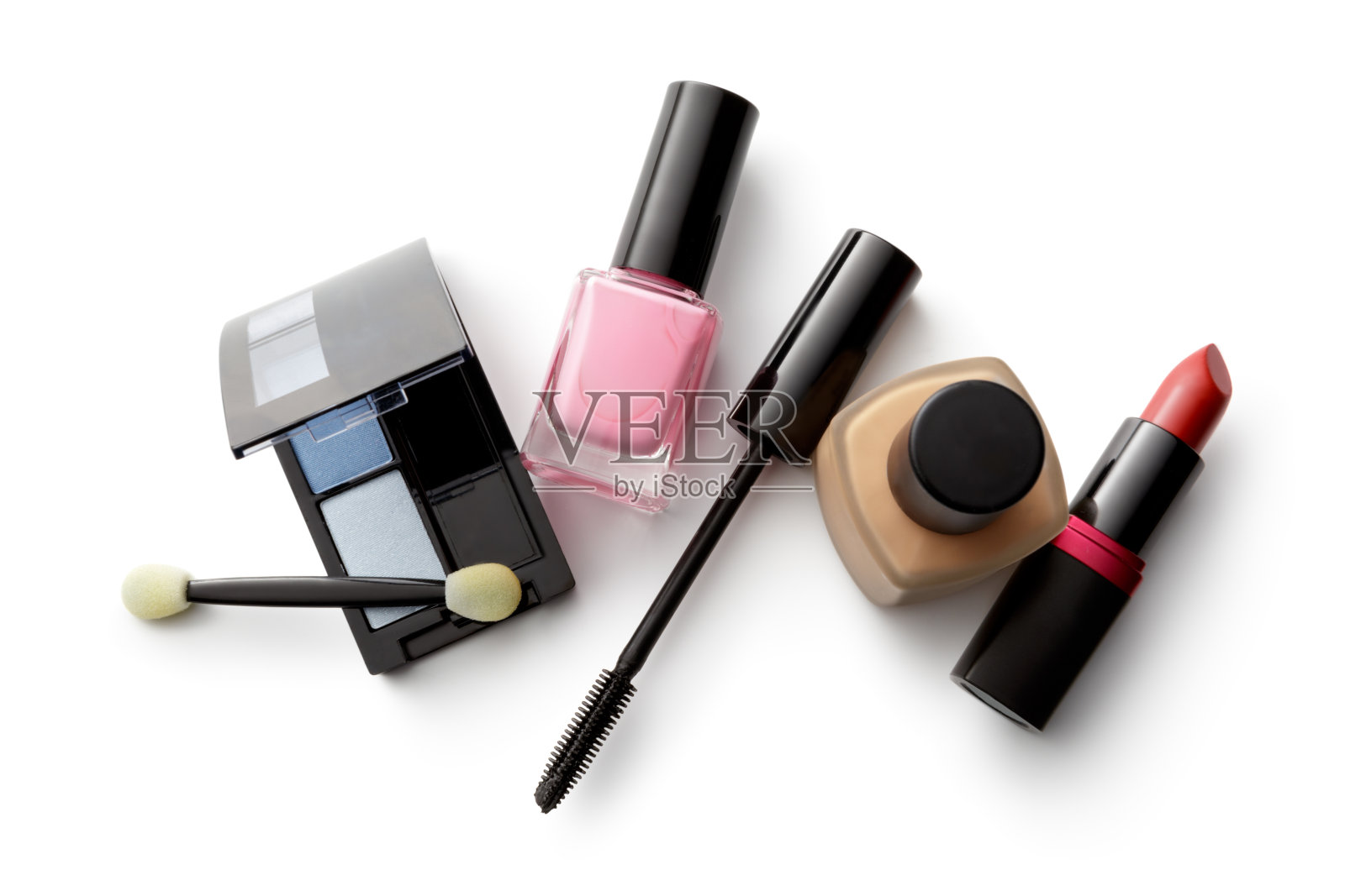化妆品:眼影调色板，指甲油，睫毛膏，粉底和口红孤立的白色背景照片摄影图片