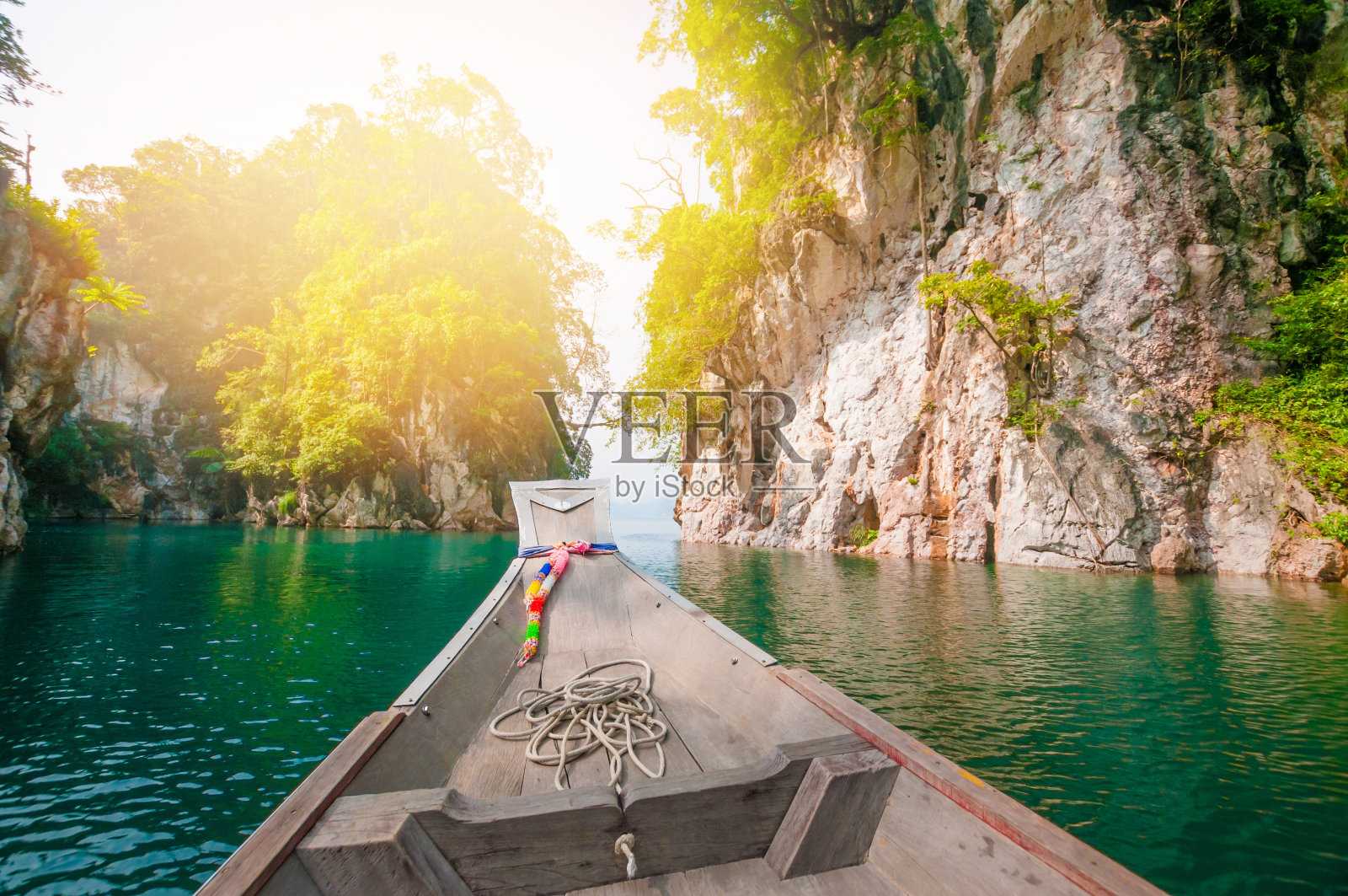泰国基瓦朗苏拉特他尼的蓝色湖泊照片摄影图片