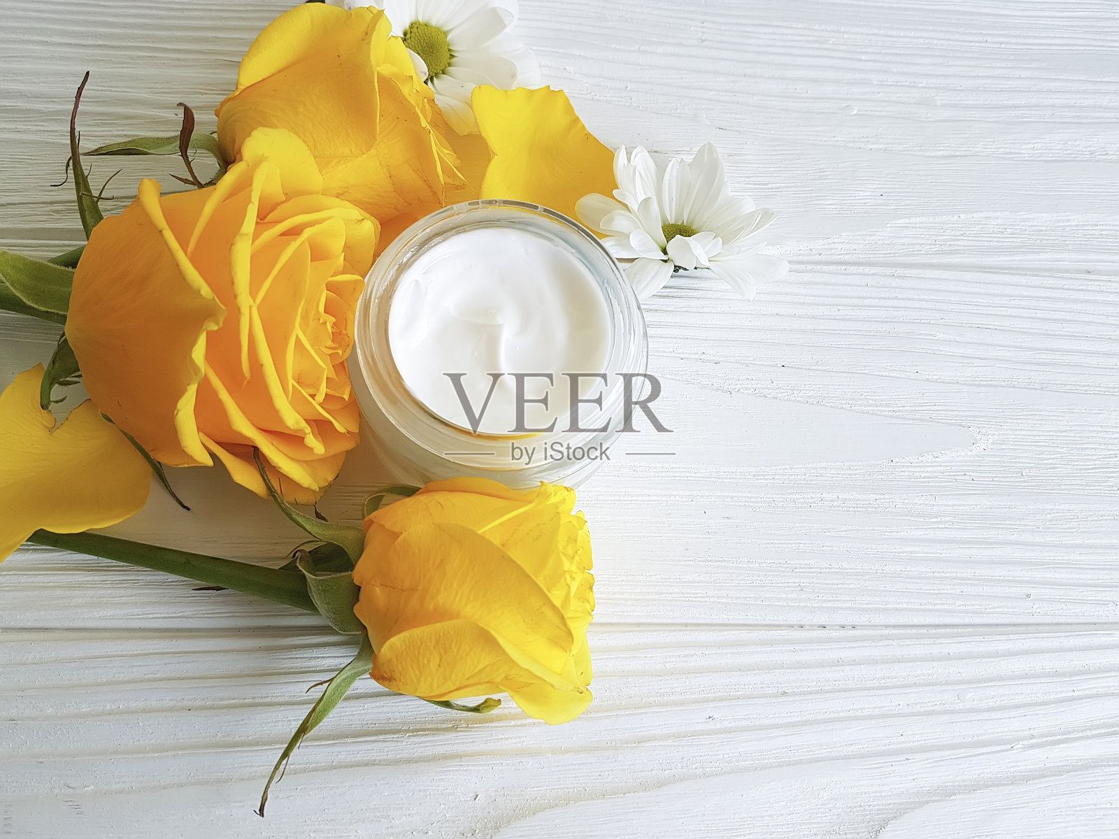 奶油化妆品玫瑰黄色的白色木制照片摄影图片