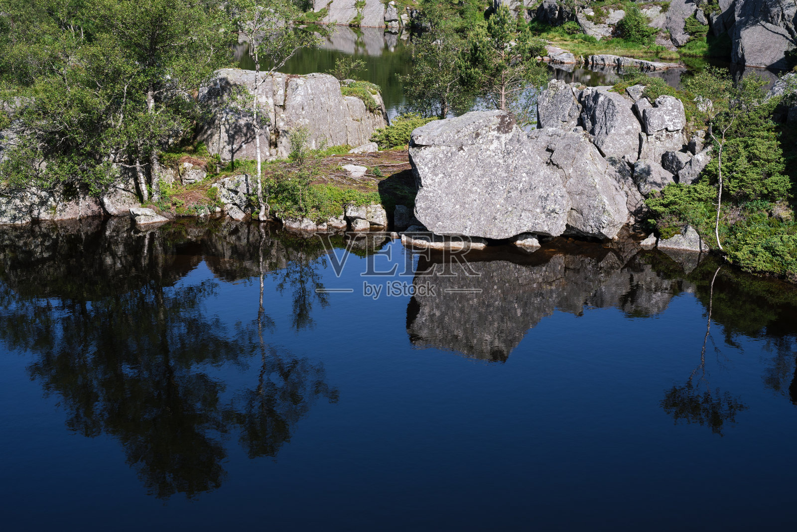去挪威布道石路上的山湖照片摄影图片