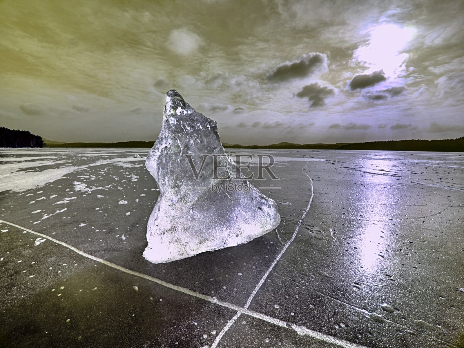 闪亮的碎冰。太阳在冰壳中形成裂缝和冰丘照片摄影图片