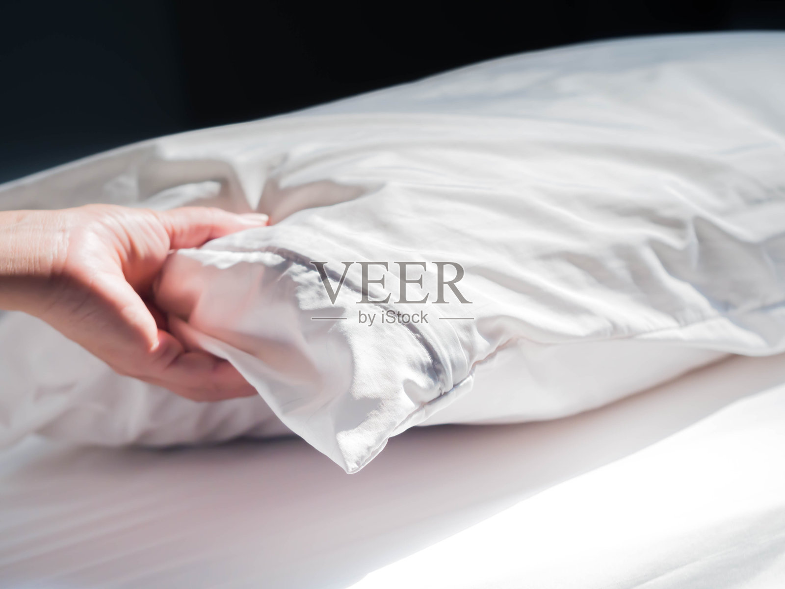 使用带拉链的尘螨枕套是保护你的过敏症最简单和最快的方法。照片摄影图片