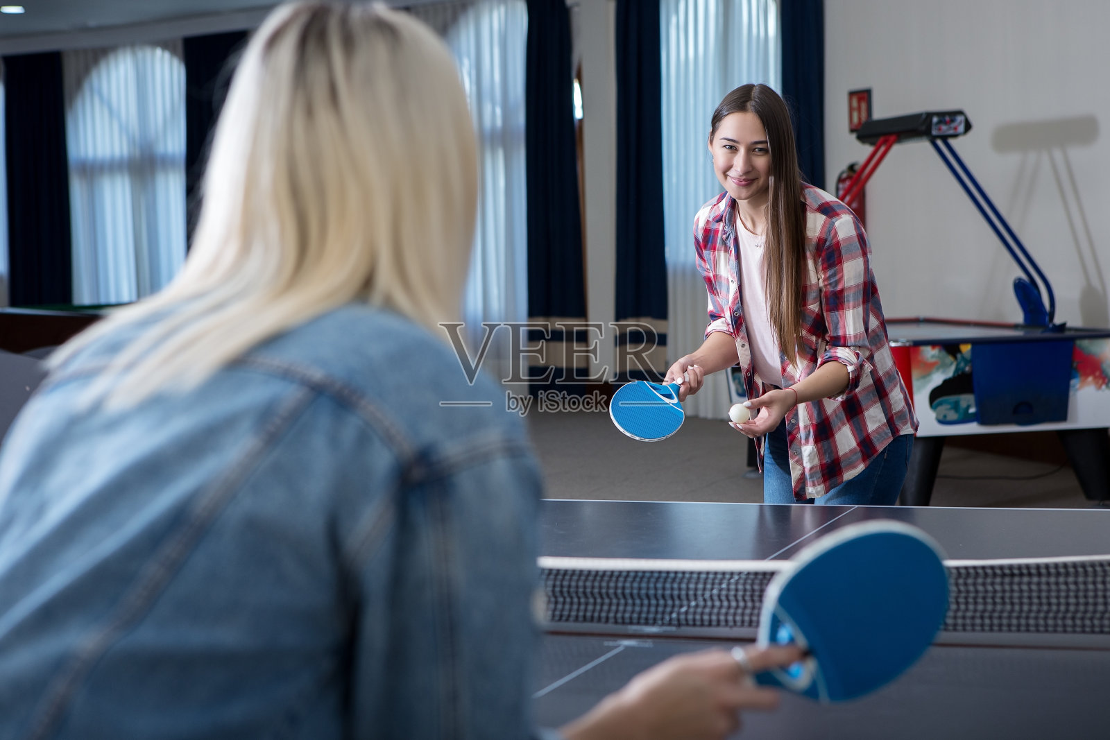 女子乒乓球比赛照片摄影图片