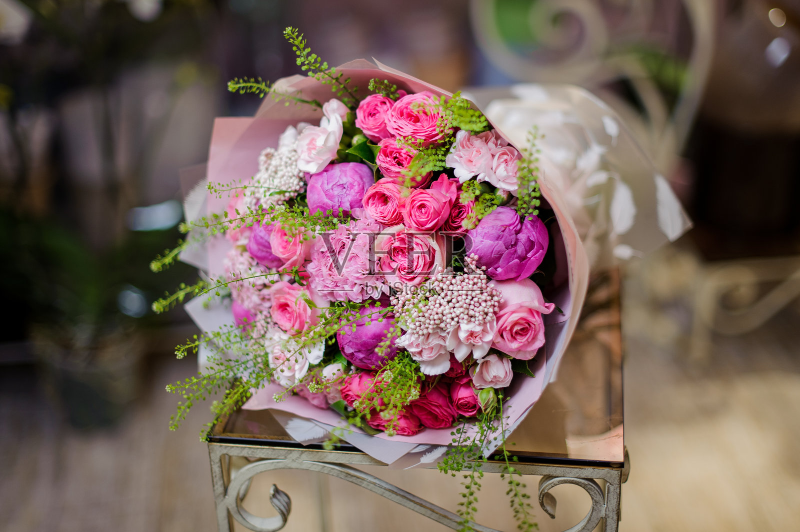 一束粉红色的玫瑰，紫罗兰和白色的牡丹照片摄影图片