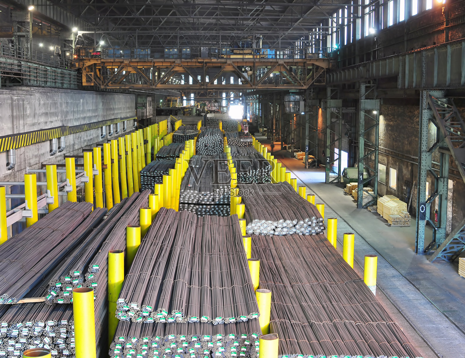 钢铁厂的钢铁生产-重工业的生产照片摄影图片