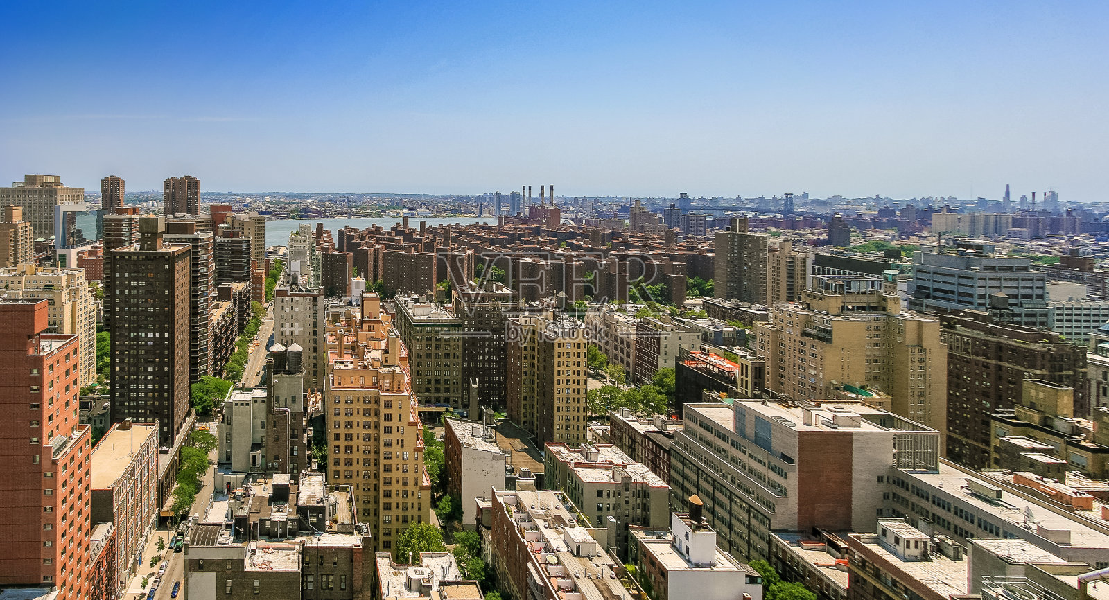 纽约市的天际线，曼哈顿市中心的摩天大楼，东河的背景和清澈的蓝天。照片摄影图片