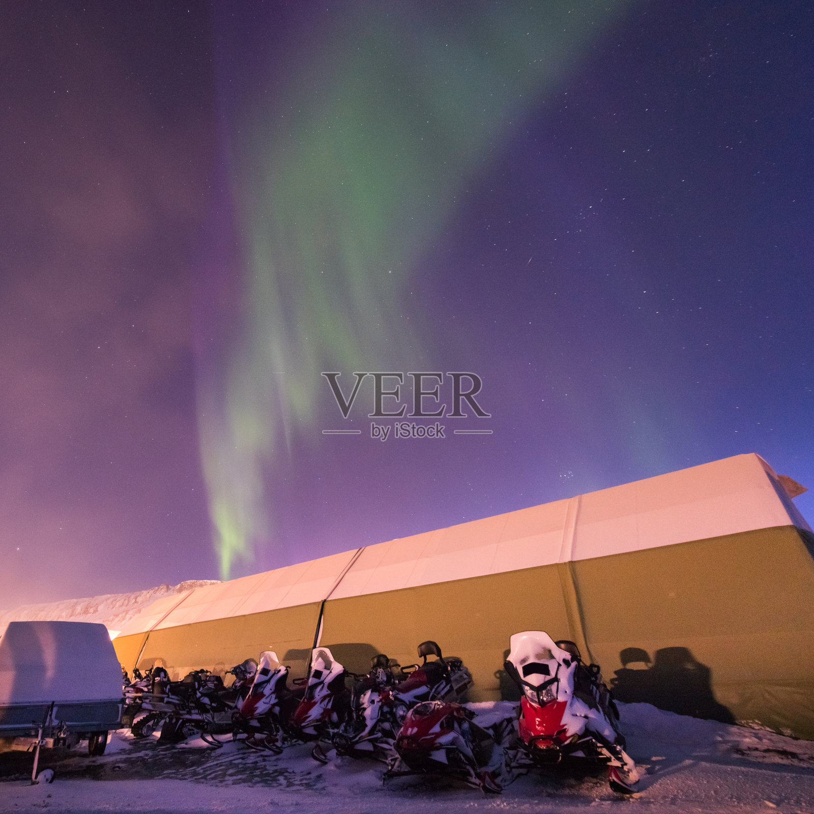 北极光北极光是挪威斯瓦尔巴特群岛的天星在朗伊尔城山脉照片摄影图片