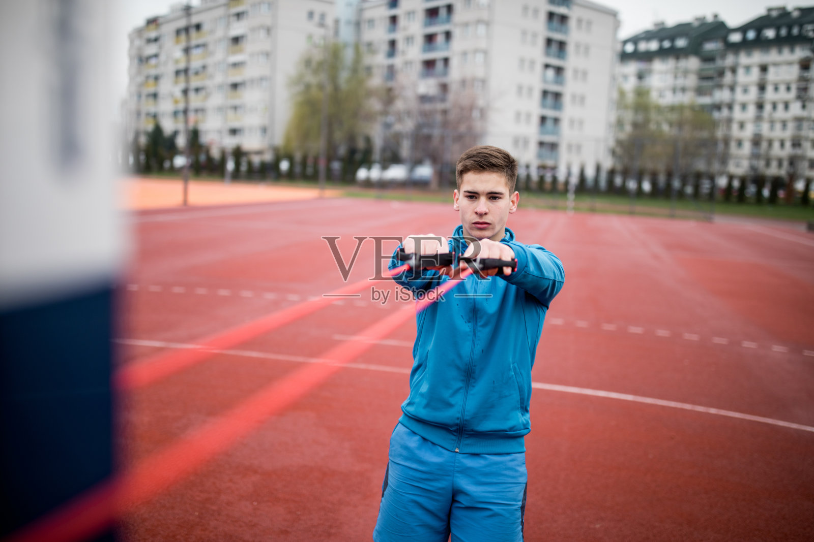 年轻运动员锻炼照片摄影图片