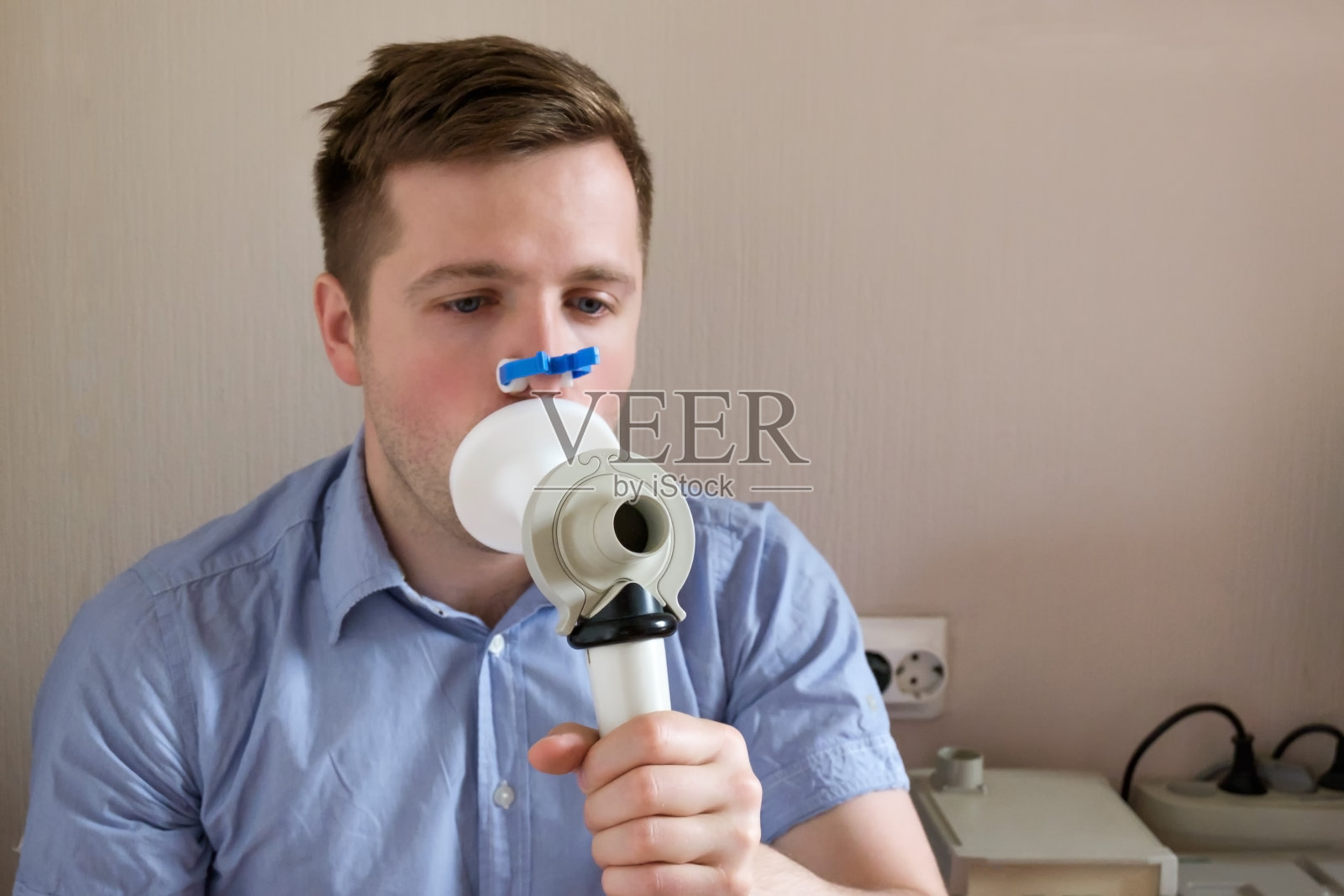 年轻人用肺活量测试呼吸功能照片摄影图片