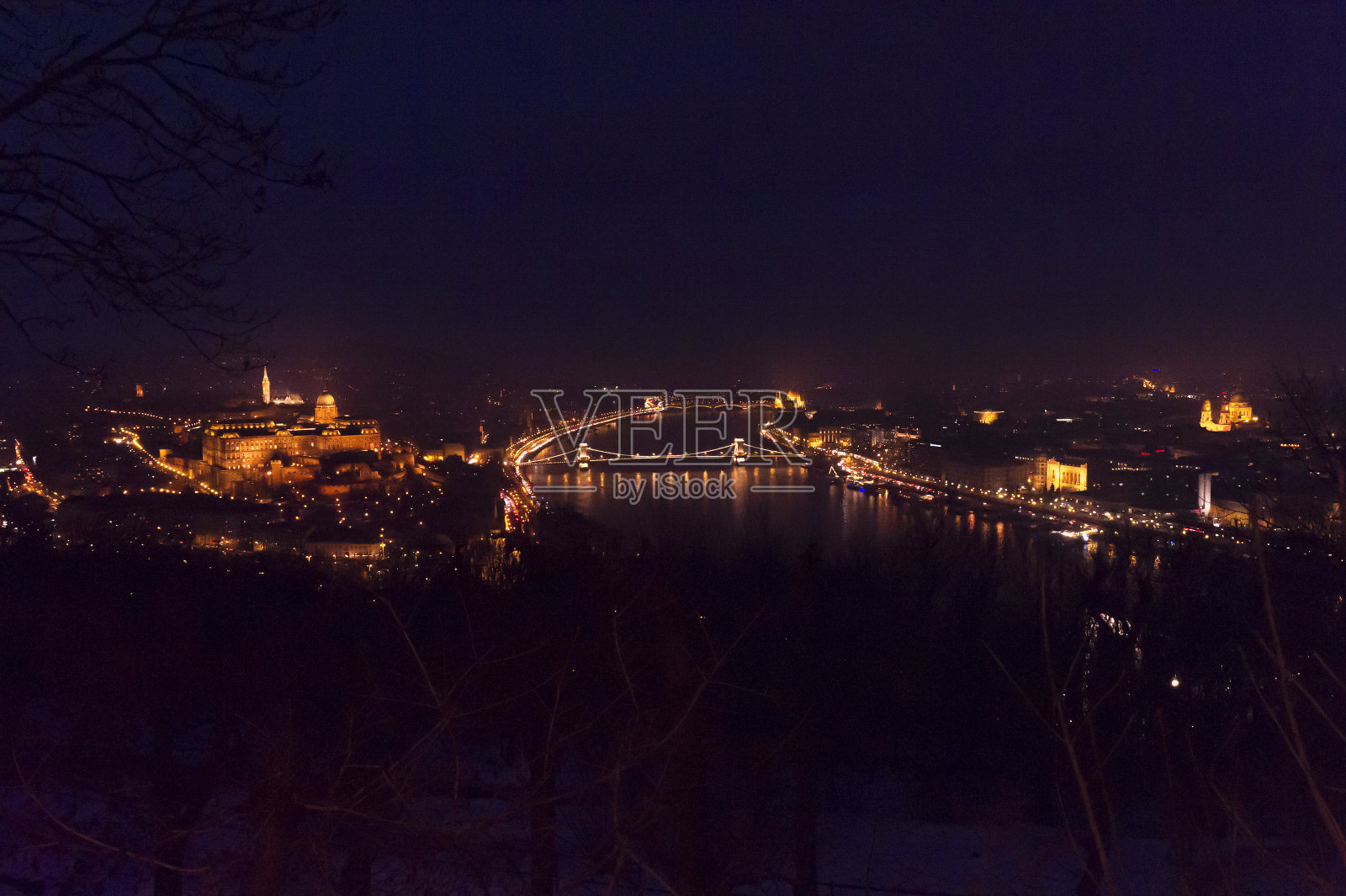匈牙利布达佩斯夜晚的铁链桥照片摄影图片