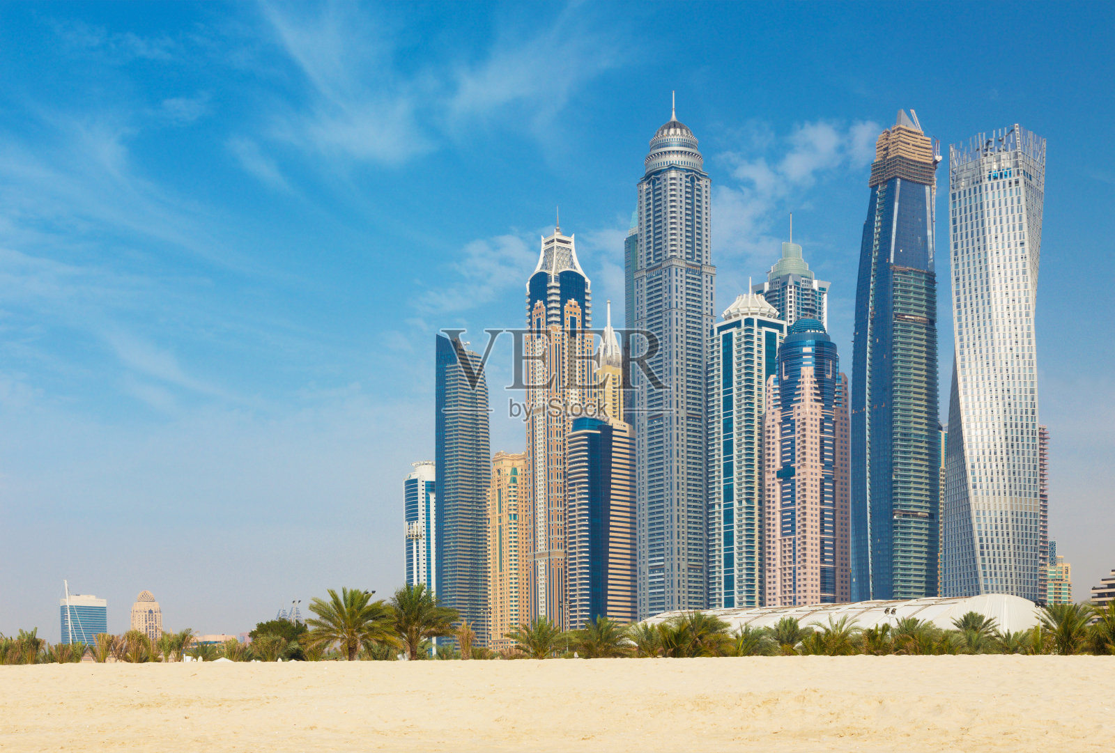 迪拜-码头的塔从海滩。照片摄影图片