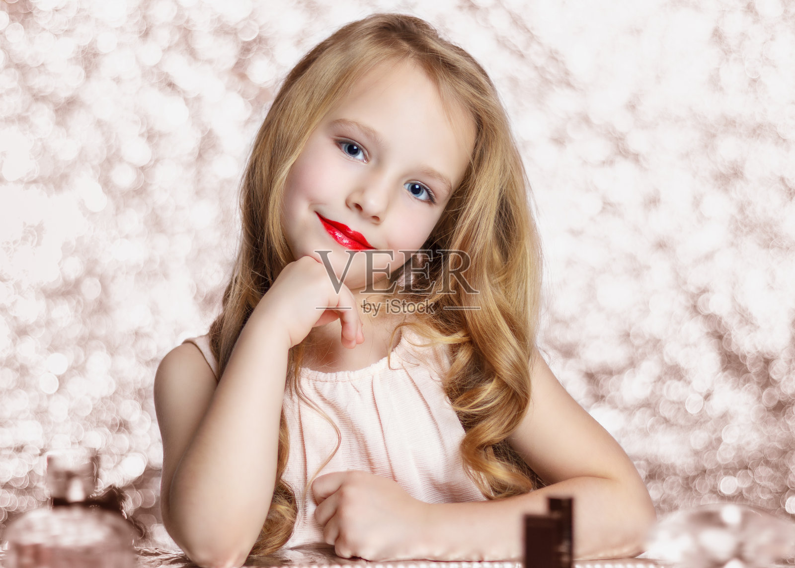 一个可爱的5岁的时尚女孩，红唇和卷发照片摄影图片