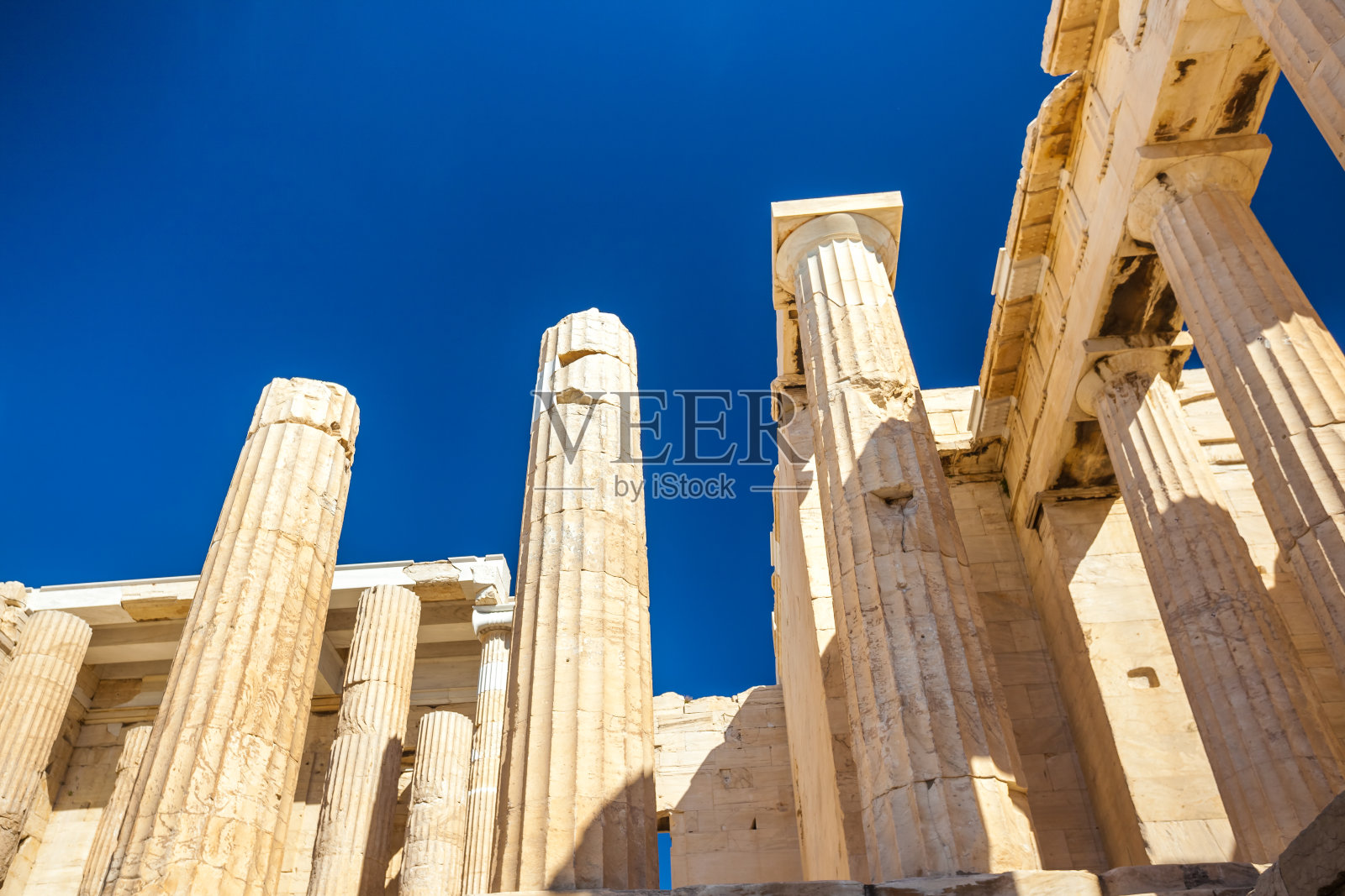 仰望希腊雅典卫城的门柱照片摄影图片