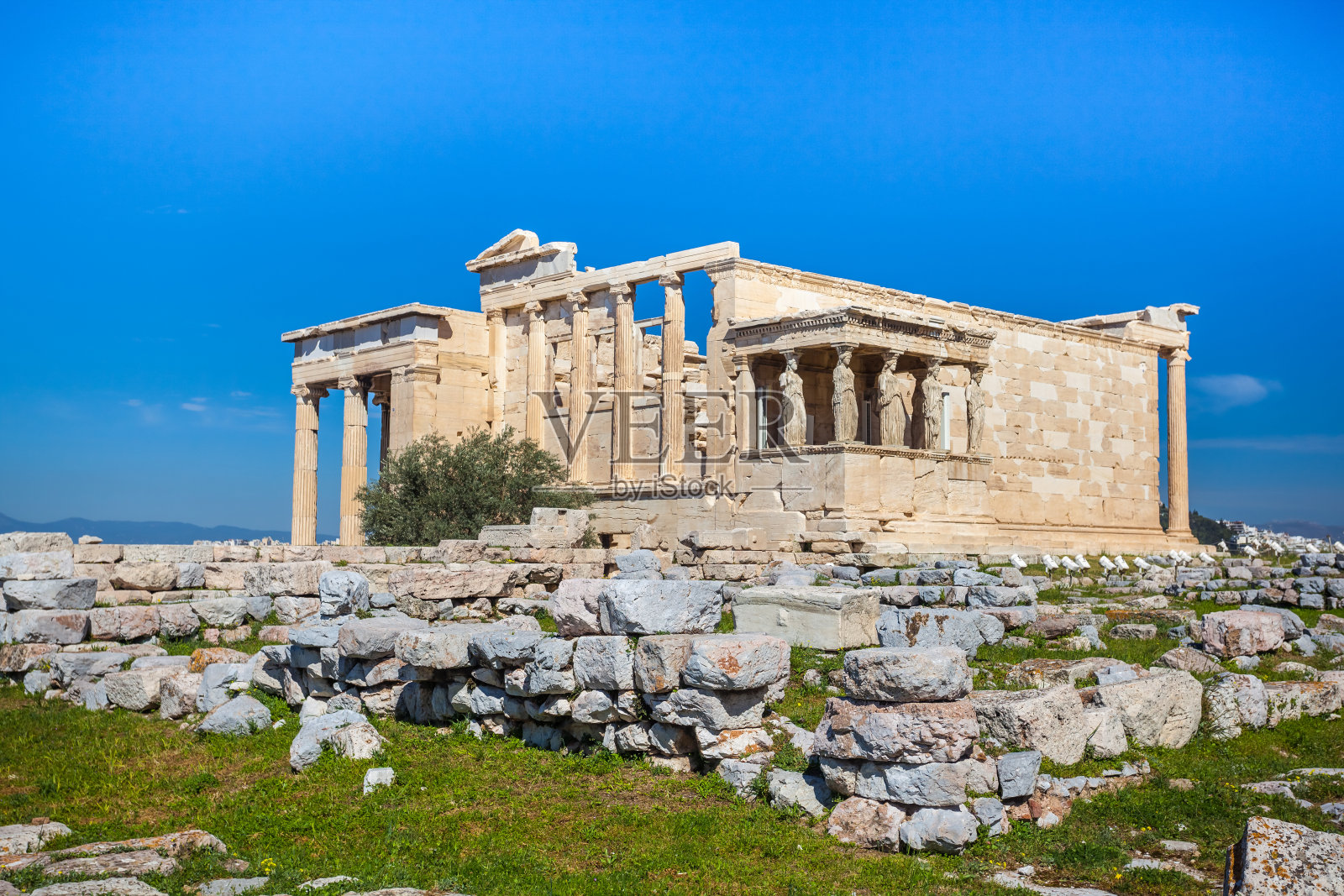 希腊卫城山上的埃瑞克提翁和雅典娜神庙。帕台农神庙埃瑞克修姆的女像柱照片摄影图片