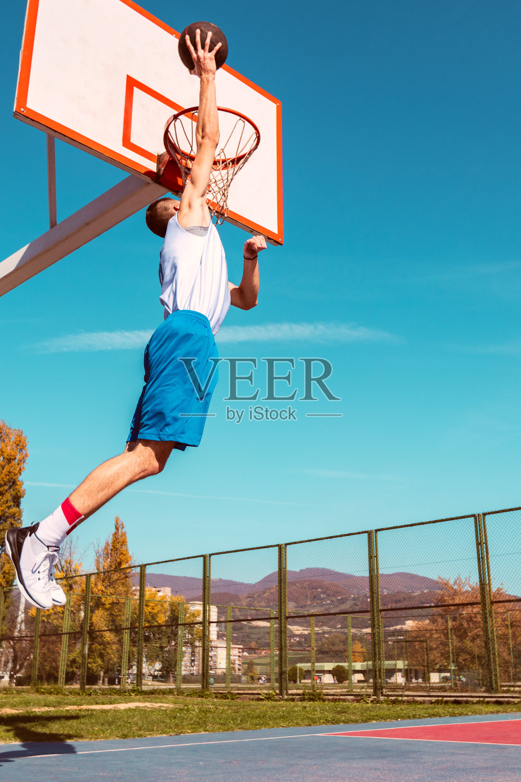 年轻的篮球运动员在灌篮照片摄影图片