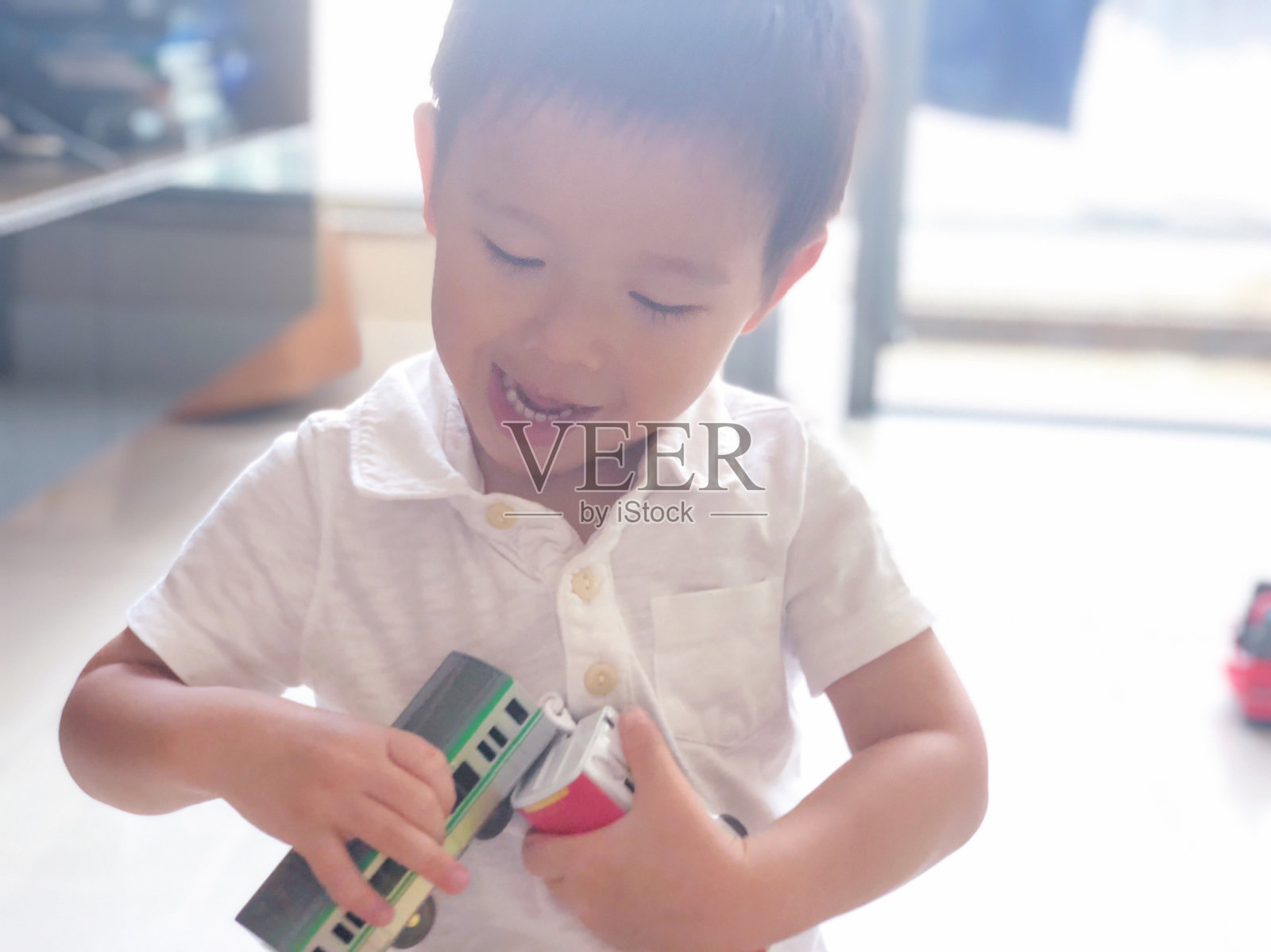 一个亚洲小男孩在家玩玩具火车照片摄影图片