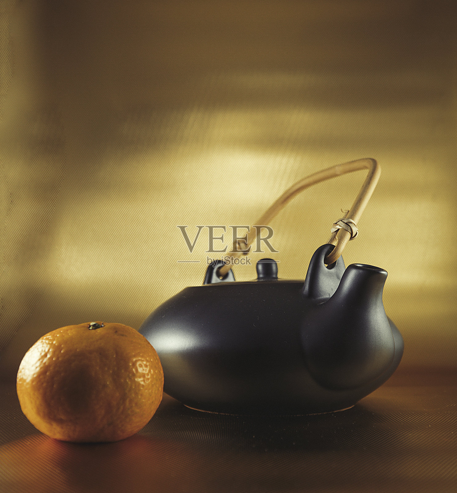 中国新年的橘子茶壶在金色的背景照片摄影图片