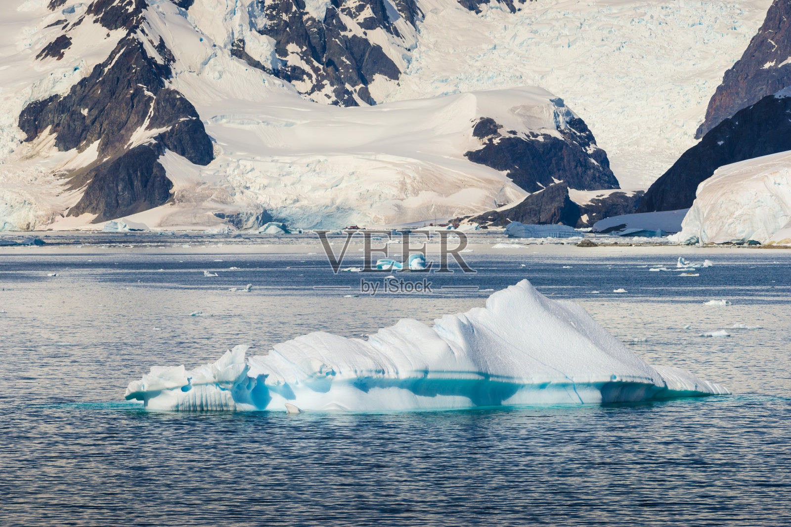 南极洲天堂湾的冰山照片摄影图片